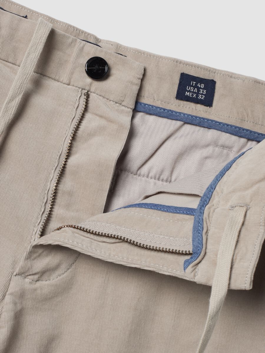 Pantaloni chino grigi in cotone elasticizzato regular fit a costine_1