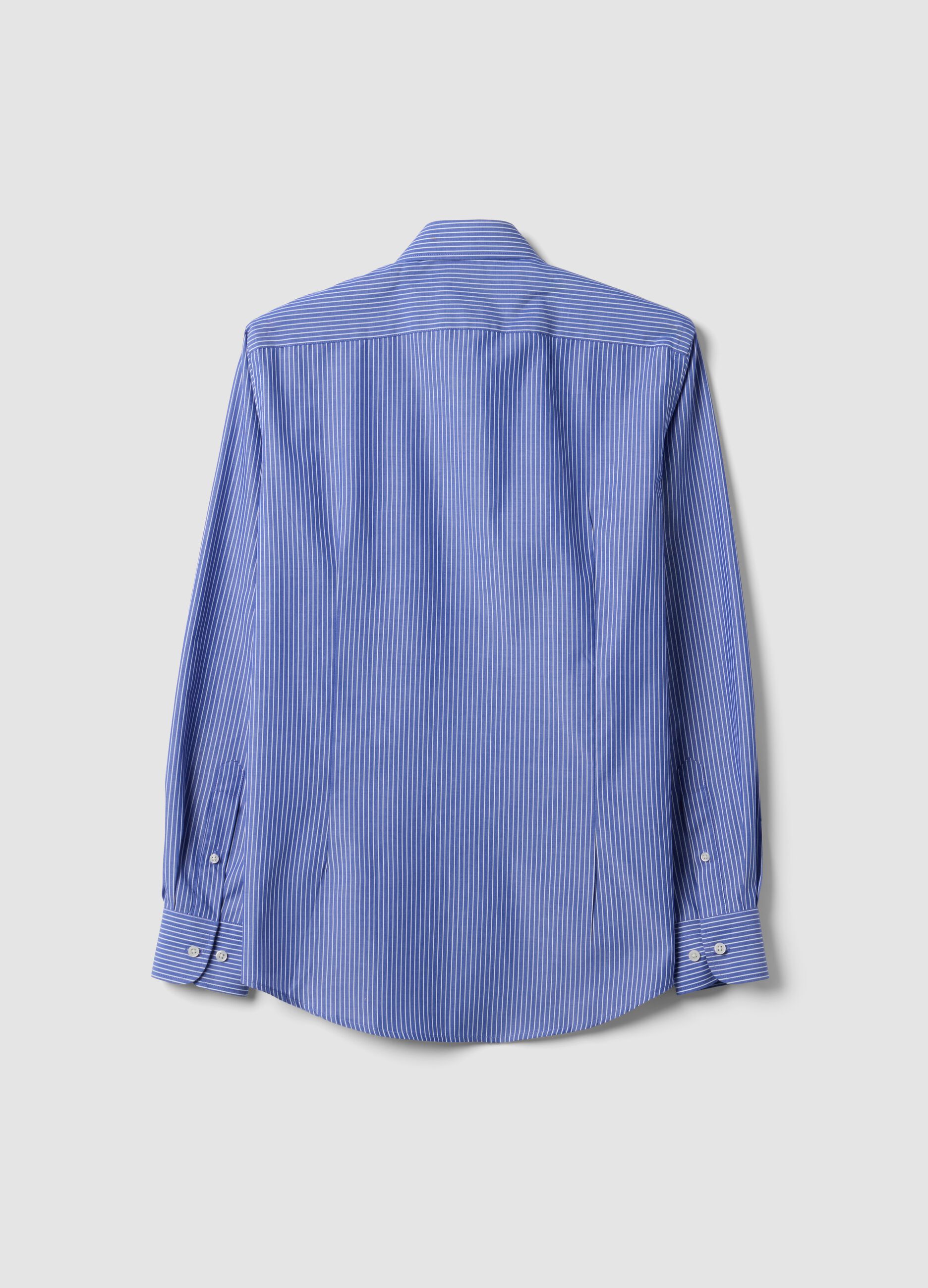 قميص أزرق بمزيج من القطن بياقة زرّية (Button-Down) بقصّة سليم وسهل الكيّ