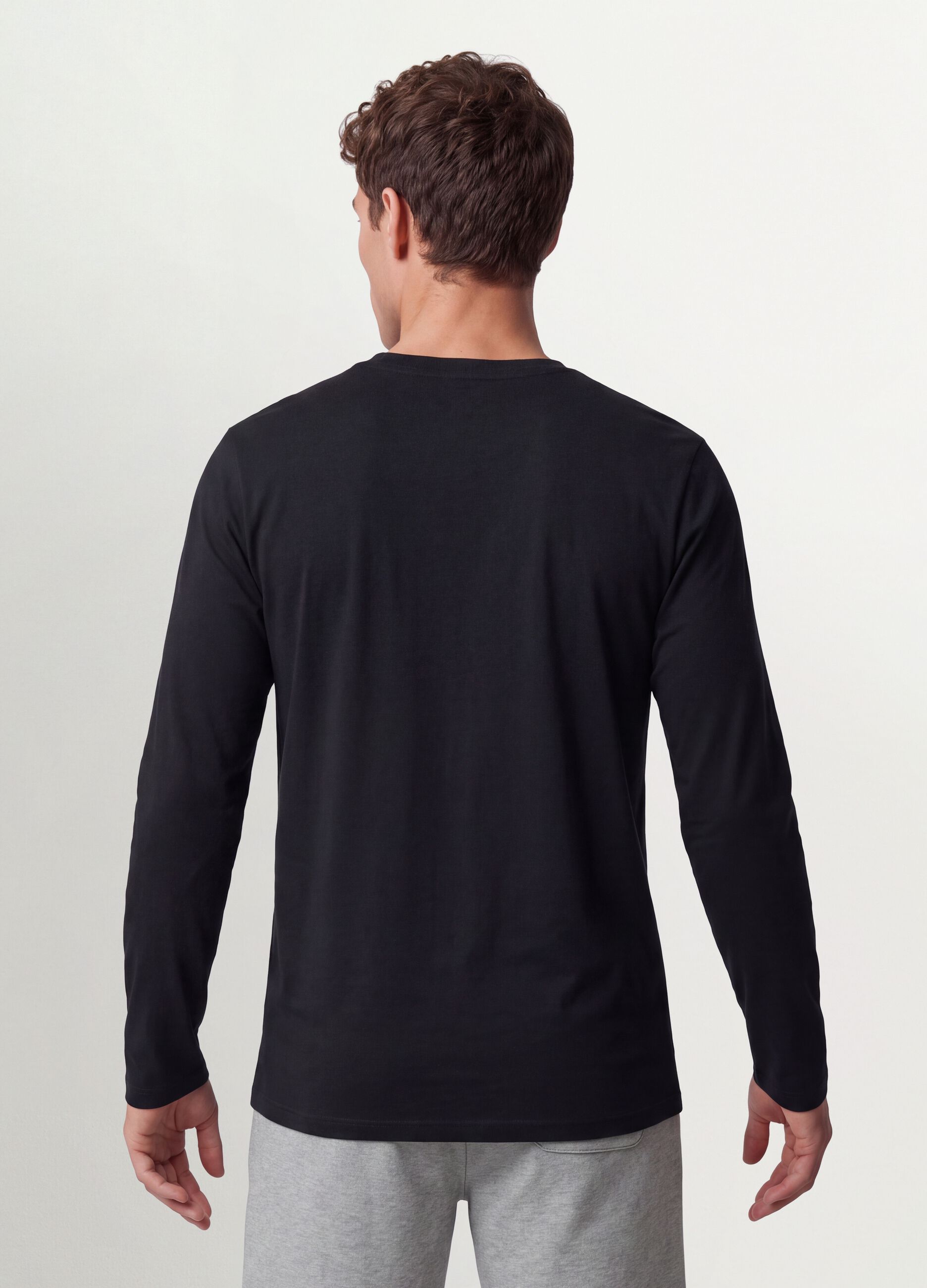 Black long-sleeve T-shirt in 100% organic cotton with crew neck