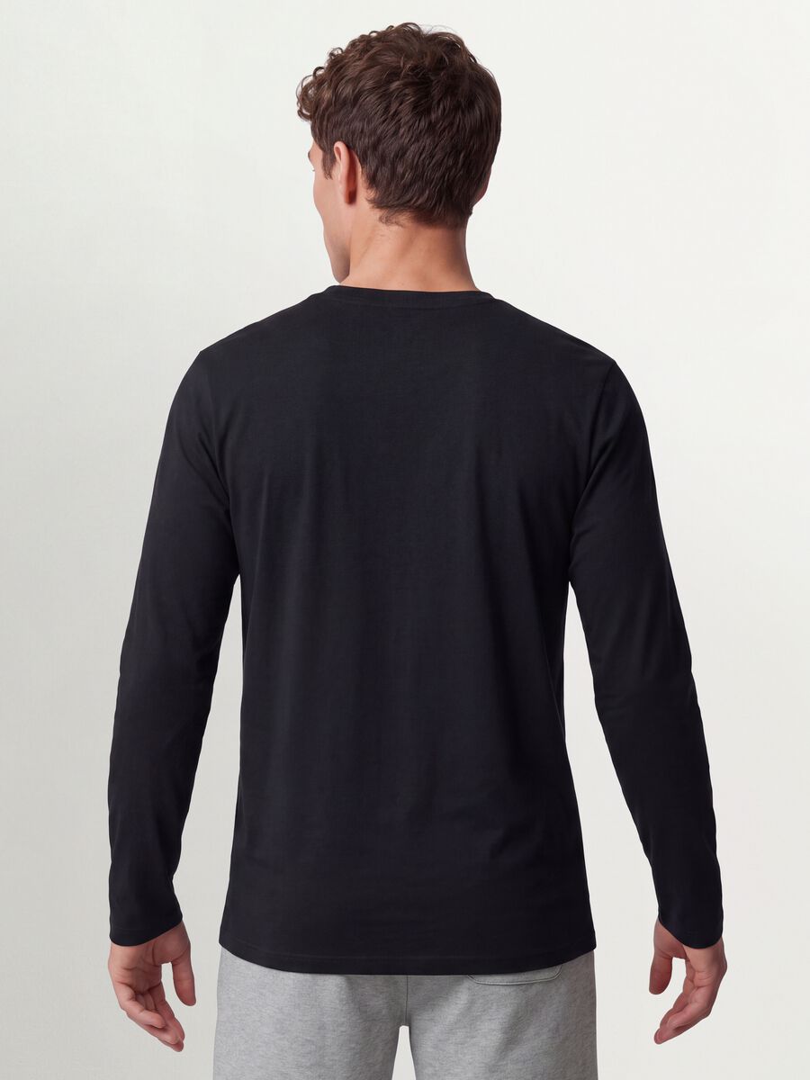 Black long-sleeve crew-neck T-shirt in 100% organic cotton_3
