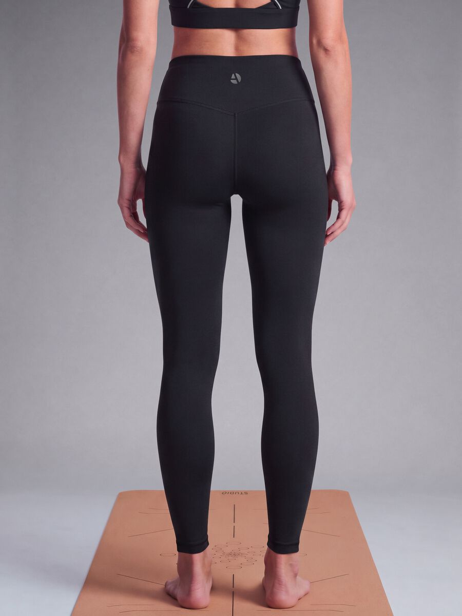 Leggings neri in tessuto elasticizzato traspirante a vita alta ALTAVIA STUDIO_3
