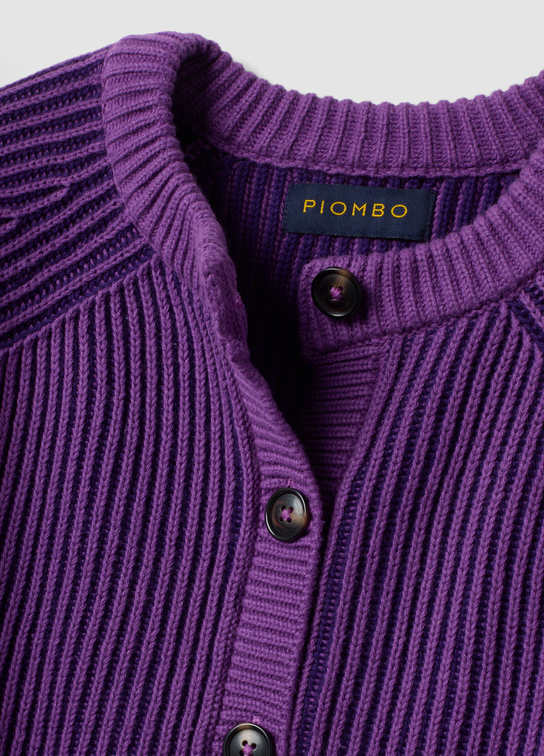 Cardigan viola in puro cotone a coste con girocollo