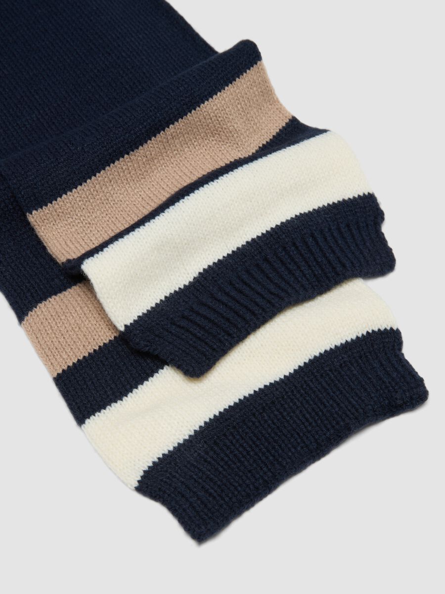 Blue knitted scarf with contrast stripes_1