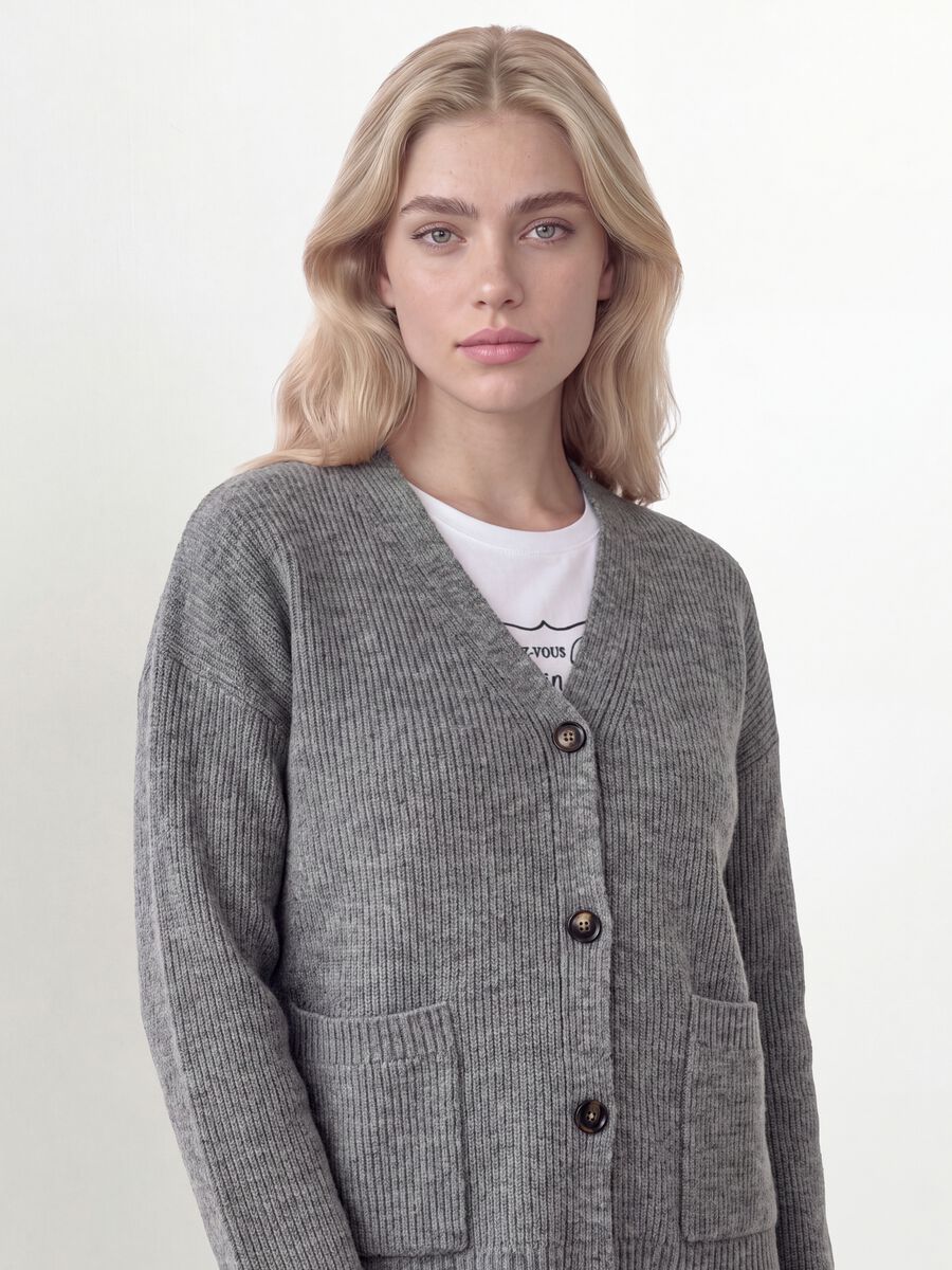 Cardigan grigio in tessuto elasticizzato con scollo profondo a V_1