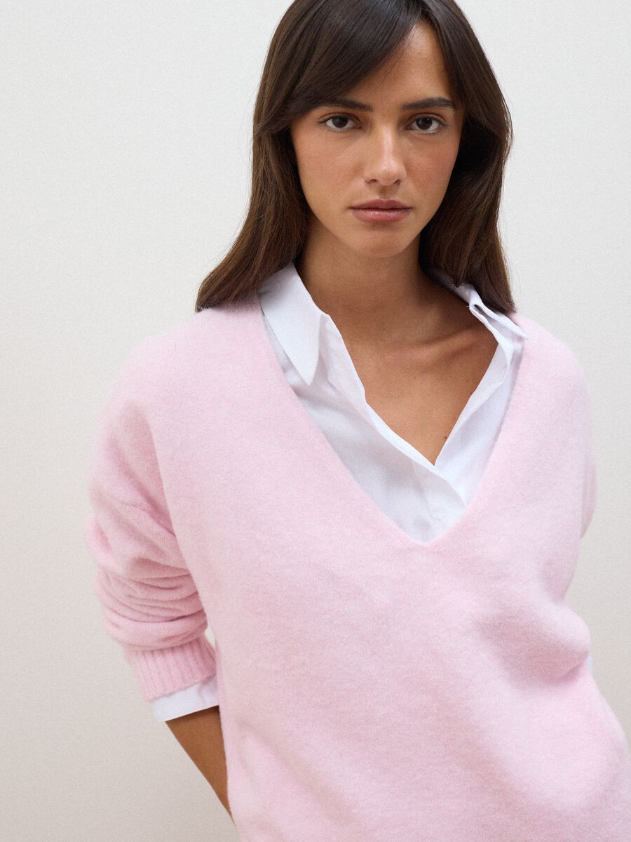 Pink stretch wool jumper with deep V-neck and oversized fit_2