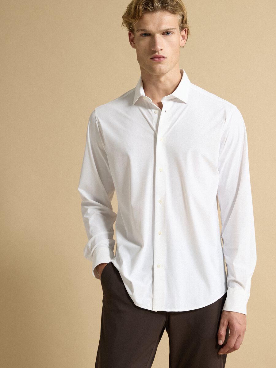 قميص أبيض بقصّة Slim Fit من قماش مرن قابل للتنفس مع تمدد رباعي الاتجاهات_0