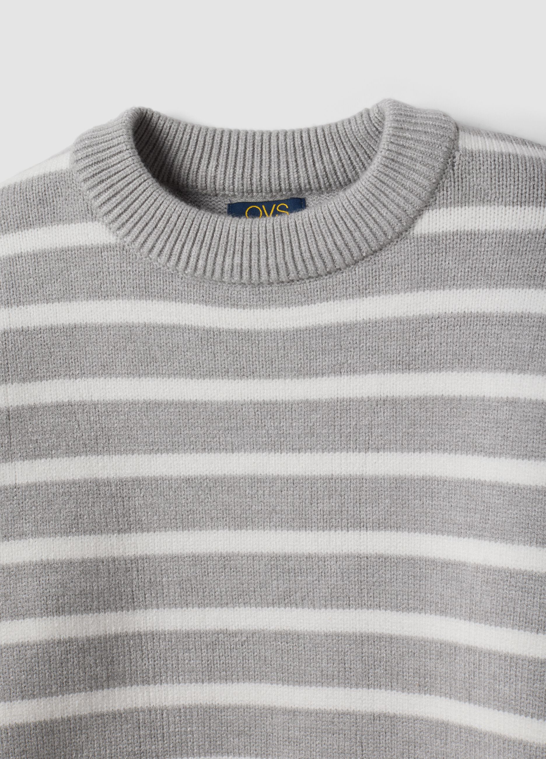 Maglia grigia in misto viscosa a righe con girocollo