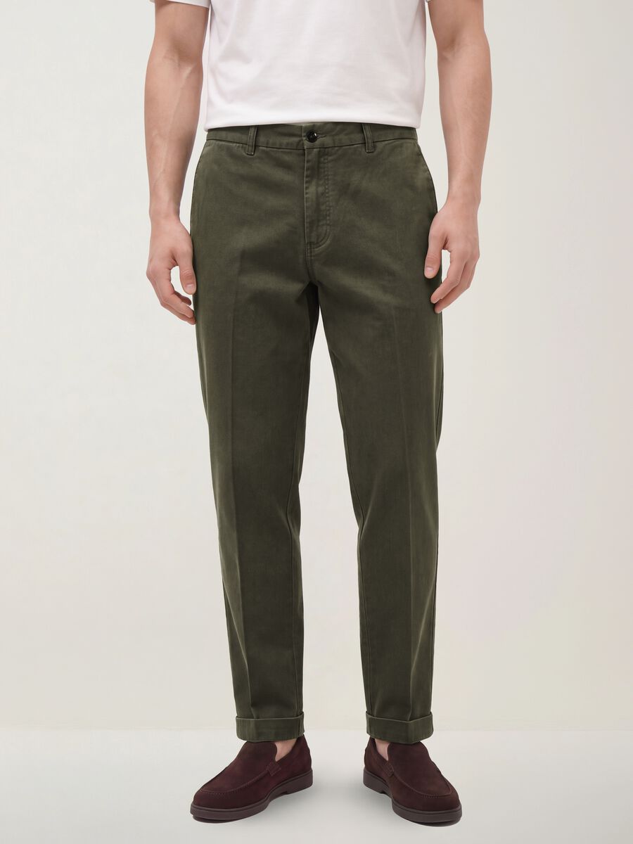 Green pure cotton carrot-fit chino trousers_3