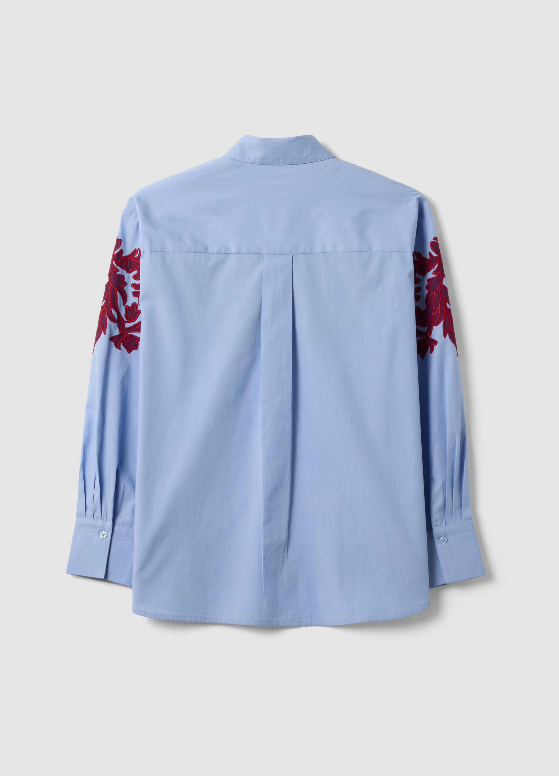 Camicia azzurra in popeline di puro cotone con ricami floreali regular fit