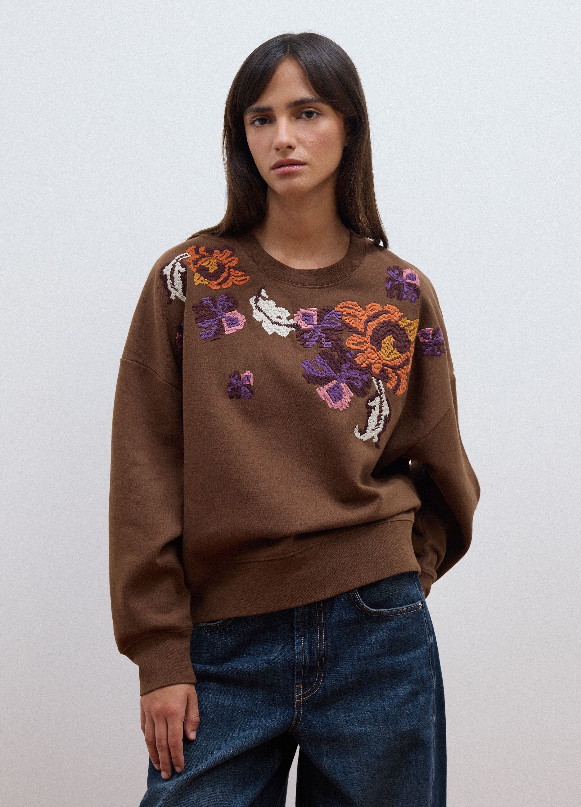 Felpa marrone in misto cotone con girocollo con fantasia floreale