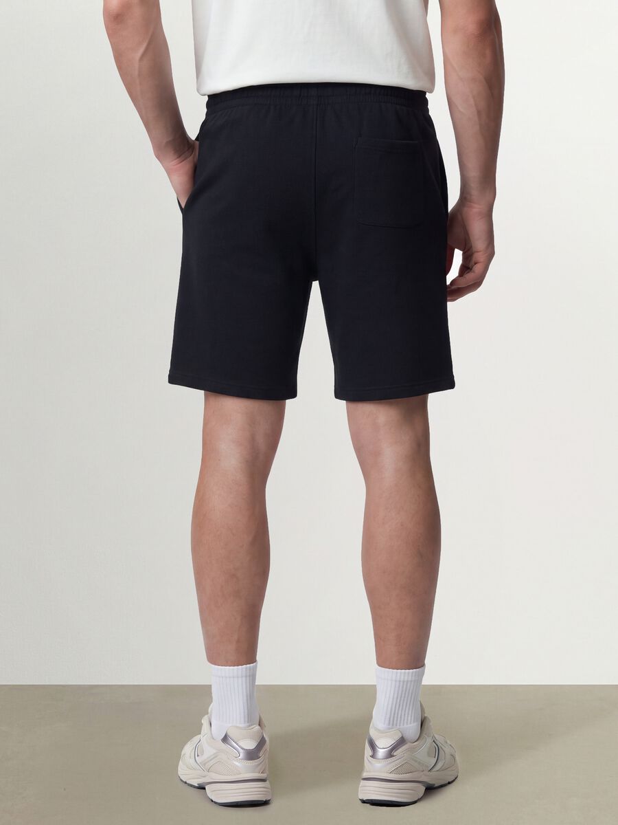 Black cotton-blend shorts with elasticated waist, regular fit_3