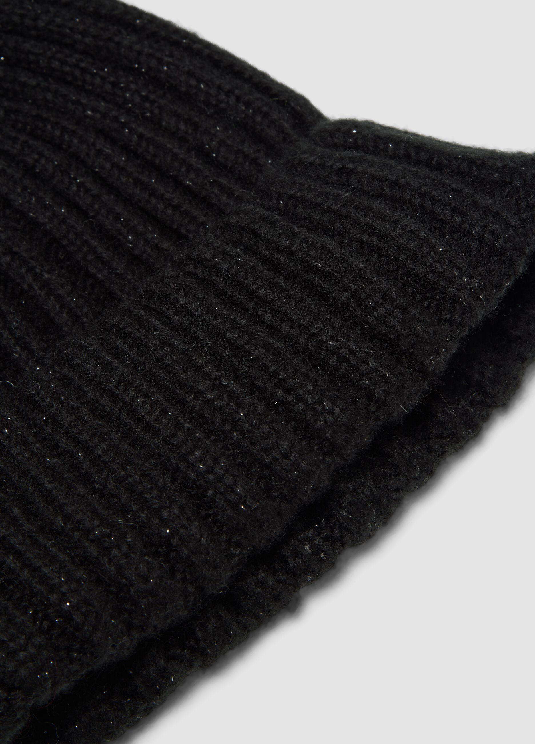 Cappello nero a costine in maglia con pon pon