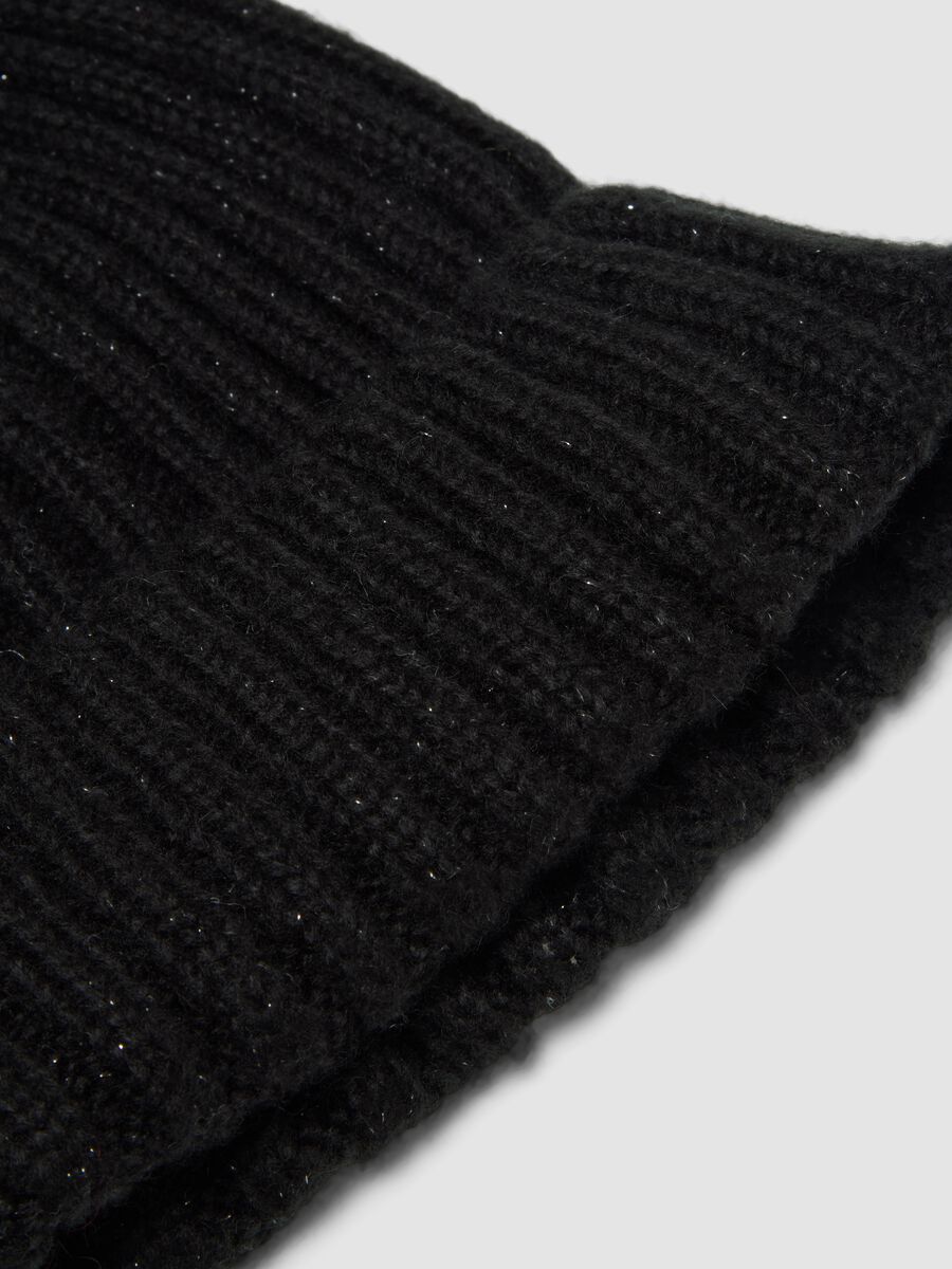 Black ribbed knitted hat with pom‑pom_1