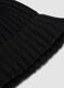 Cappello nero a costine in maglia con pon pon_1