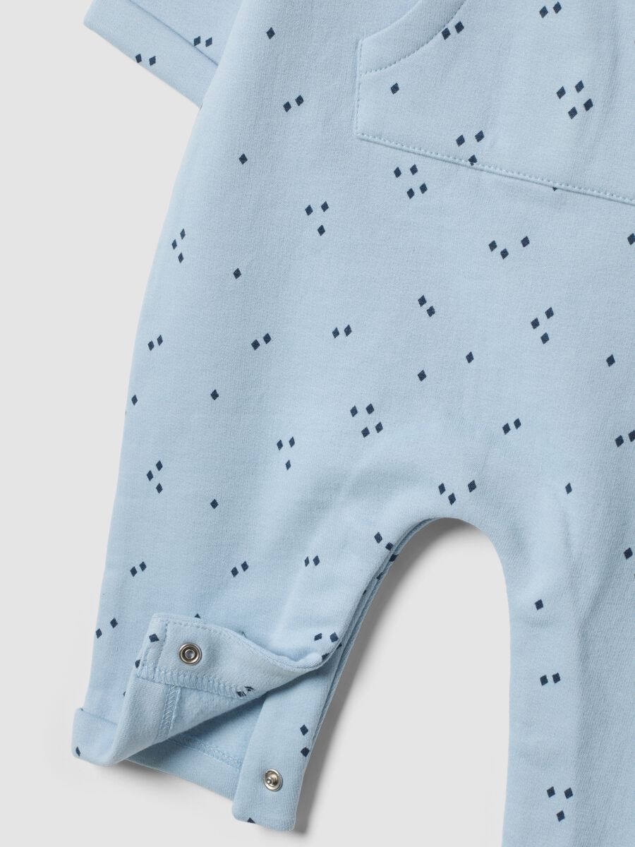 Blue organic cotton sleepsuit with all-over print_2