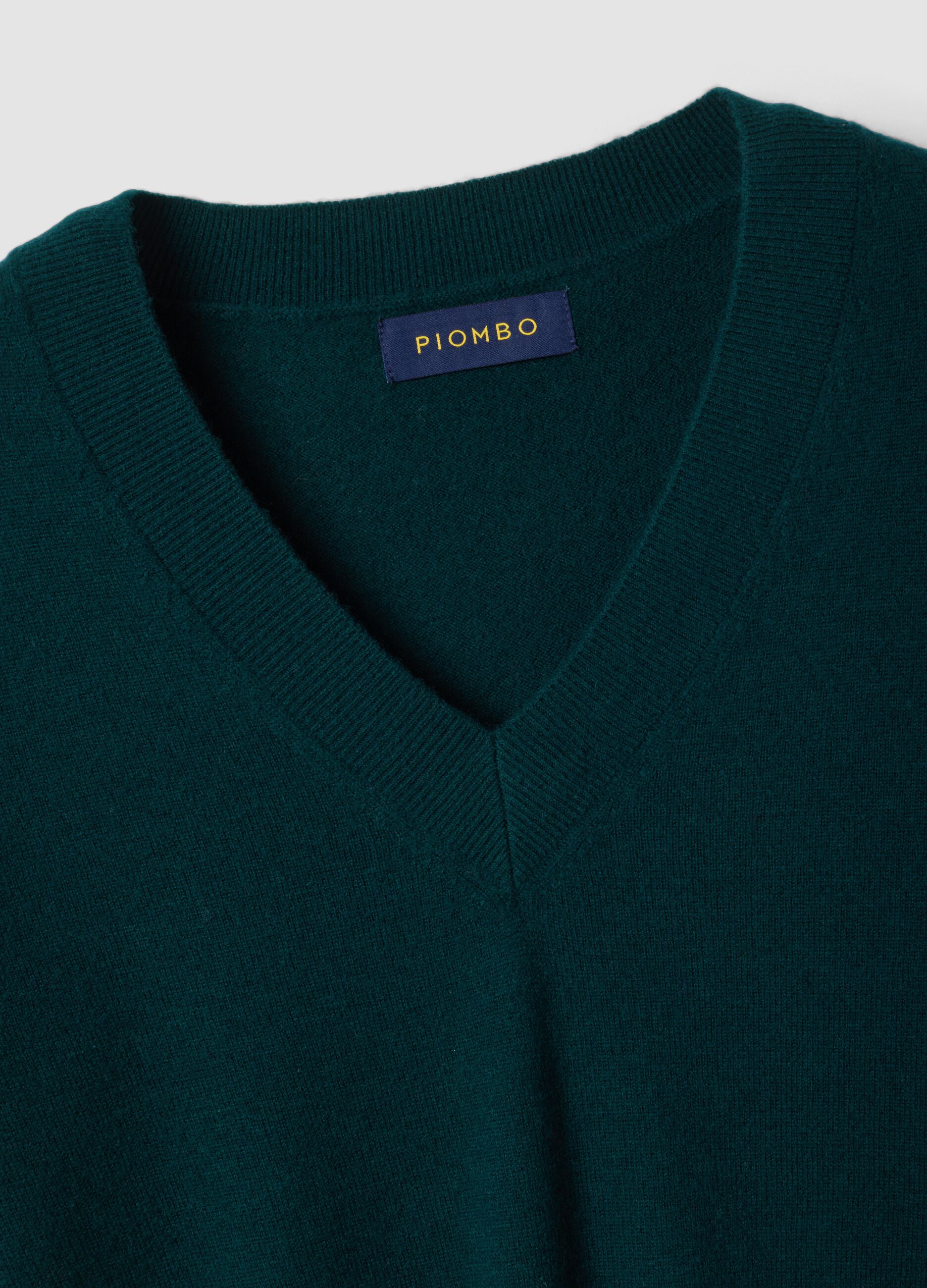 Maglia verde in pura lana con scollo profondo a V
