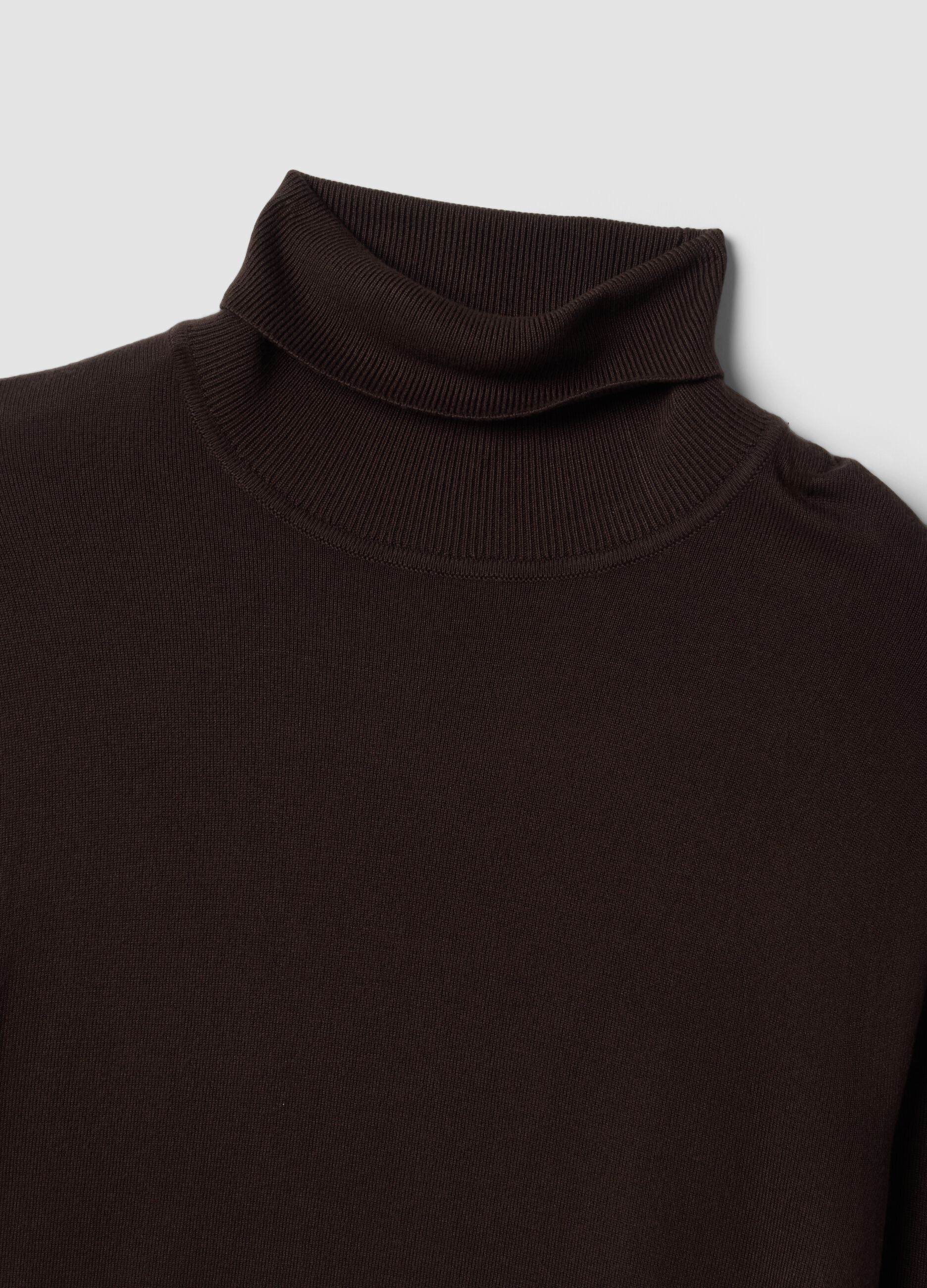 Maglia marrone in misto viscosa a dolcevita