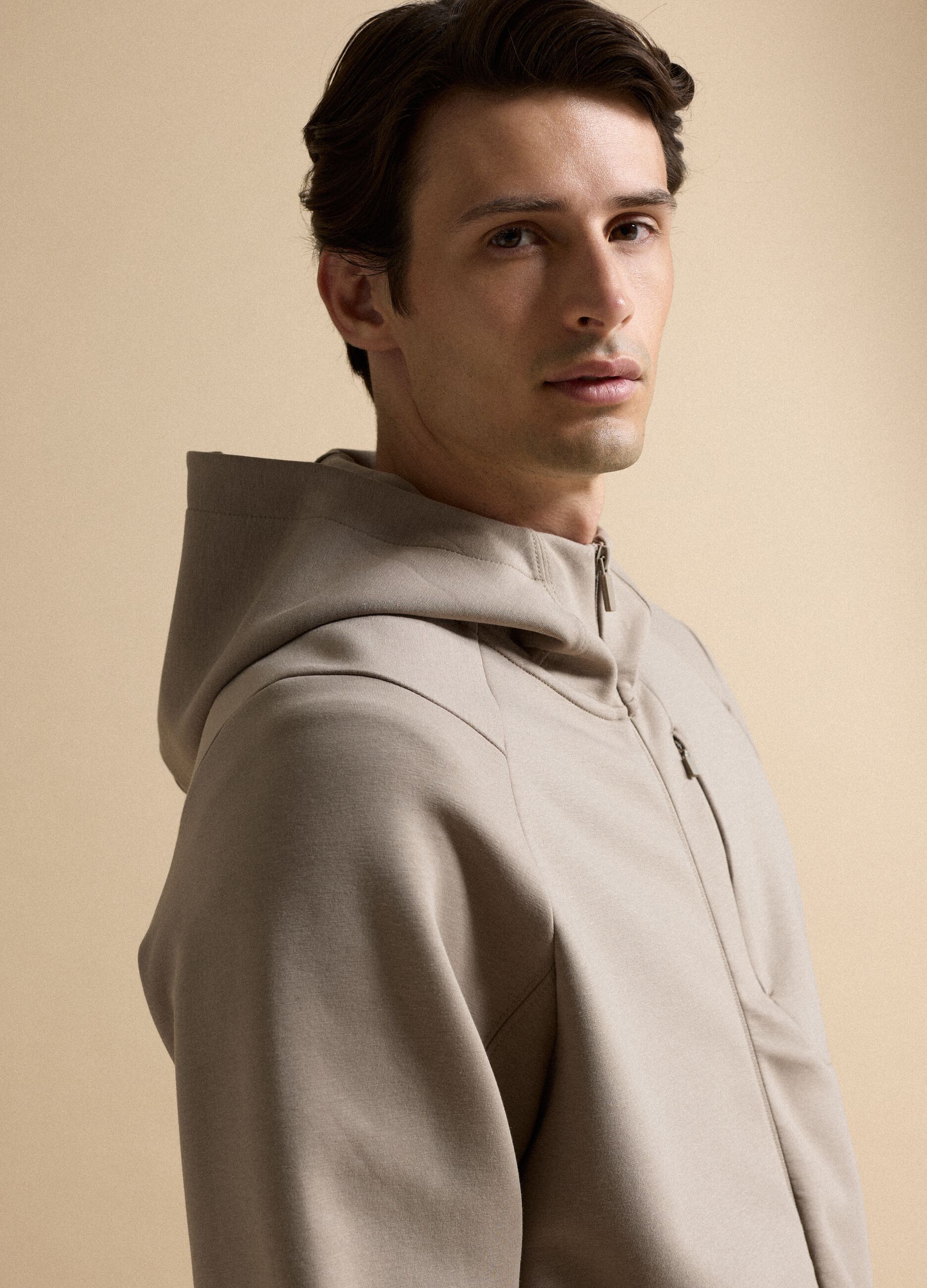 Breathable beige full-zip in 2-way stretch fabric