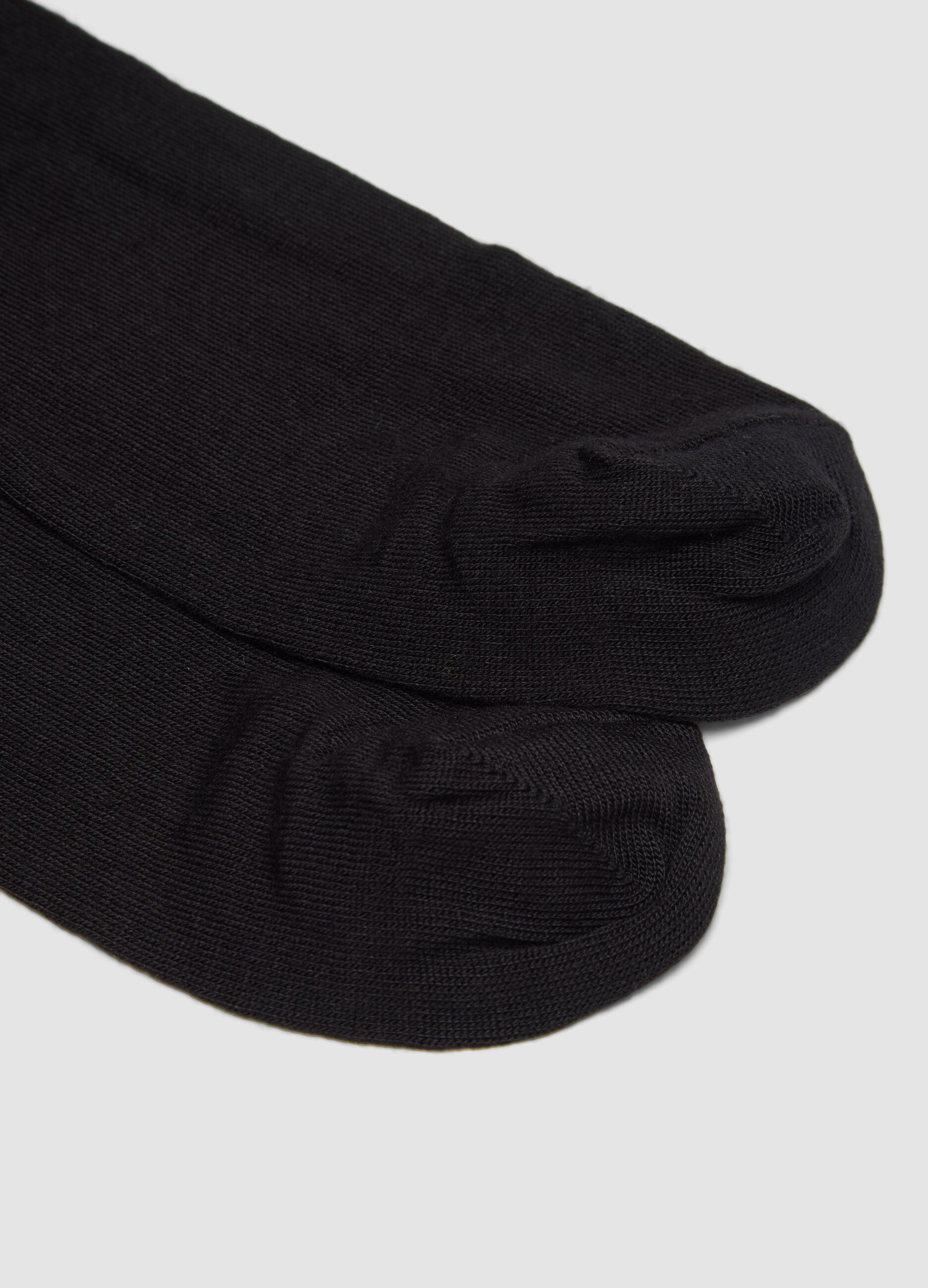 2-pack of black ankle socks in stretch fabric