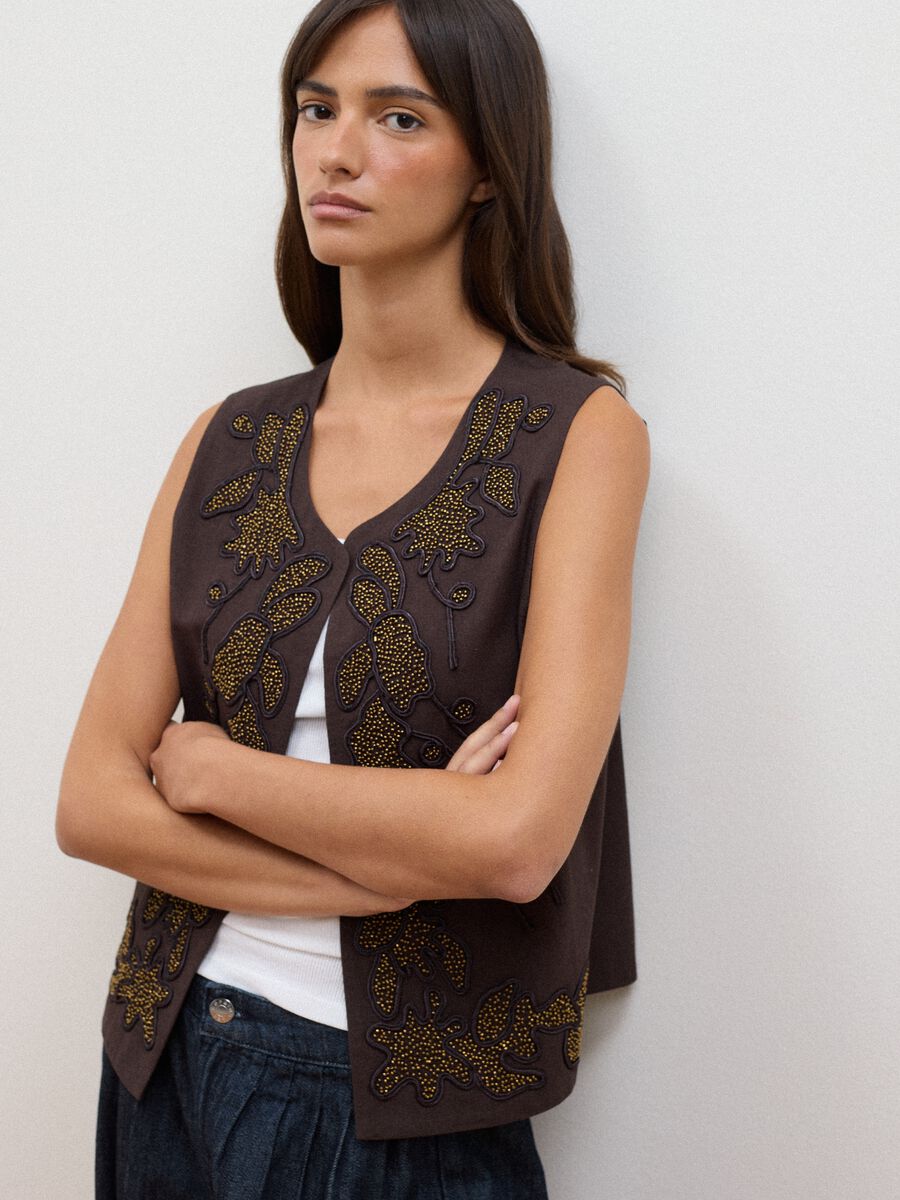 Brown cotton-linen blend waistcoat with floral embroidery_0