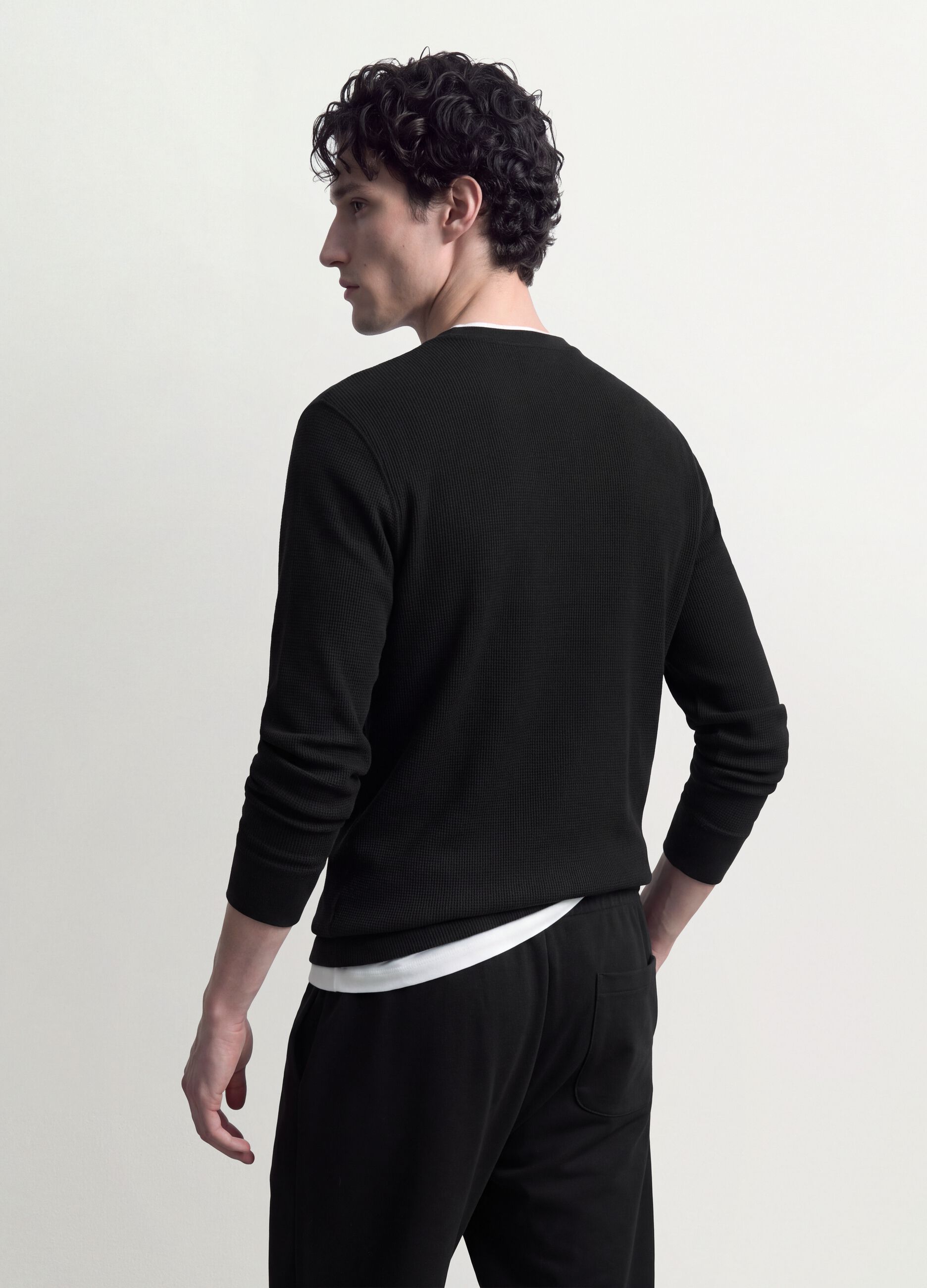 T-shirt nera in misto viscosa a nido d'ape regular fit