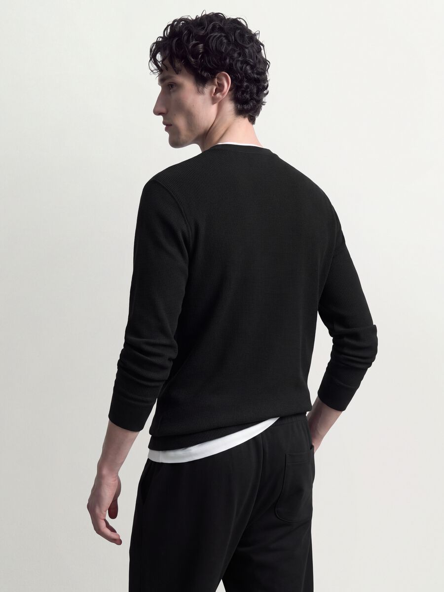 T-shirt nera in misto viscosa a nido d'ape regular fit_3