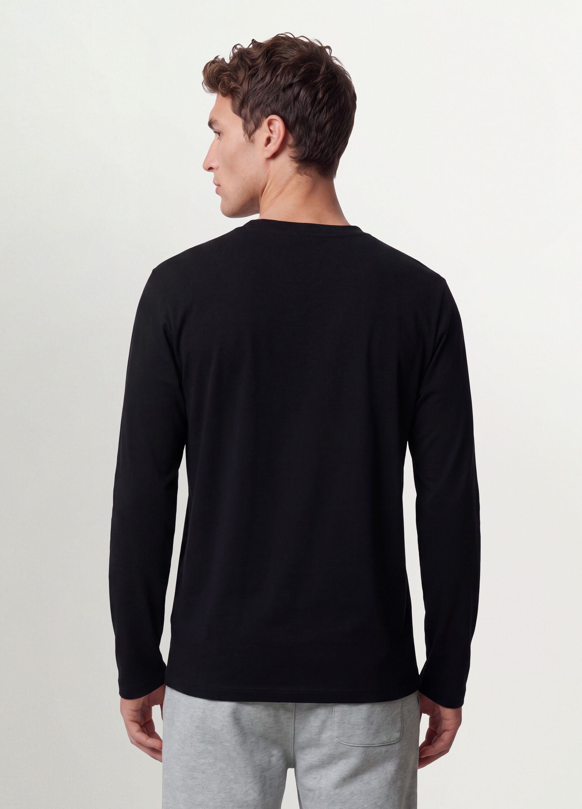 Black long-sleeve crew-neck T-shirt in 100% organic cotton