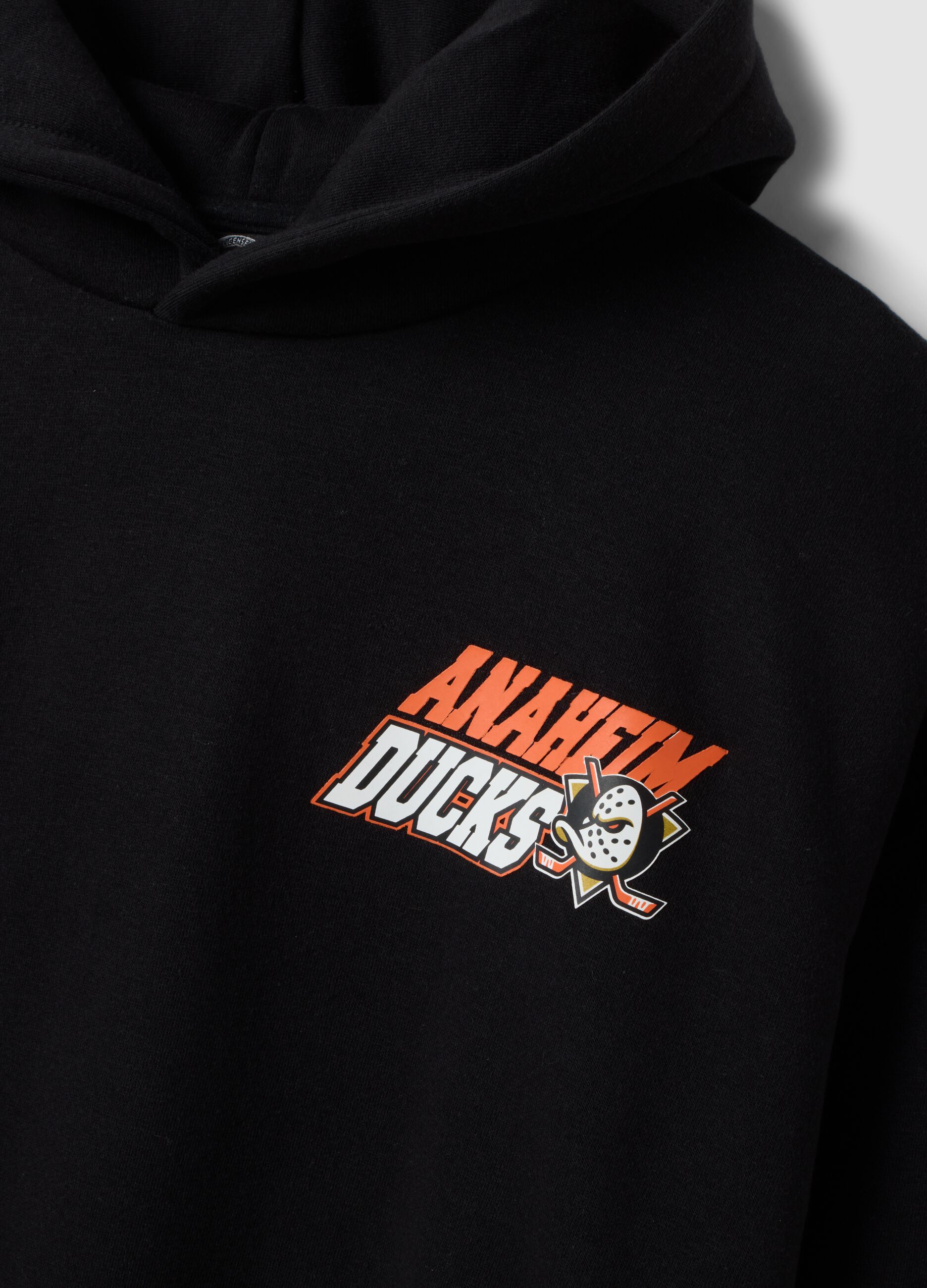 هودي أسود بقبعة من مزيج القطن بطبعة Anaheim Ducks