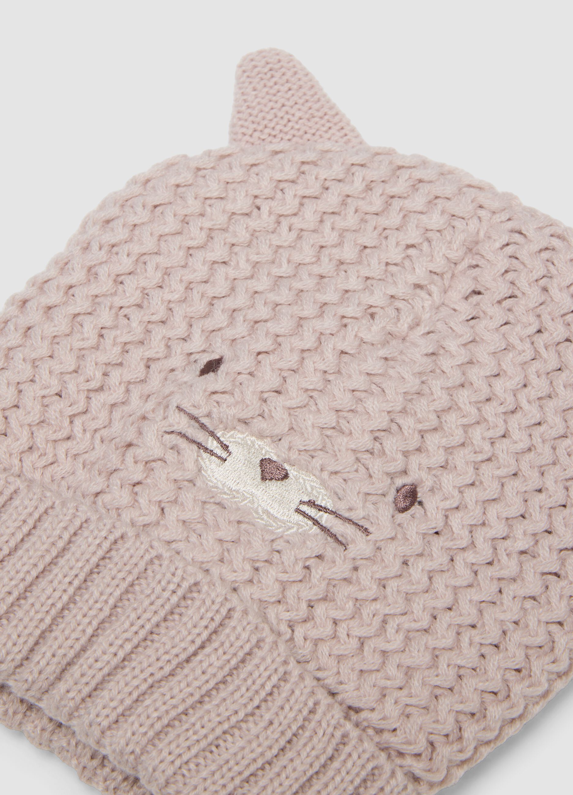 Cappello viola in maglia con orecchie applicate