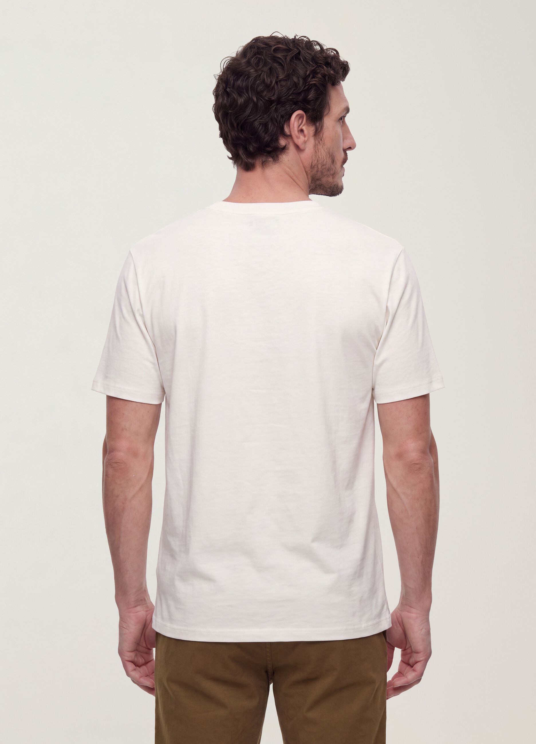 تيشيرت The Iconic Tee أبيض من قطن خالص بأكمام قصيرة وقصّة مريحة