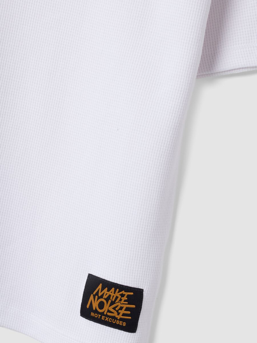 White oversized pure organic cotton T-shirt with honeycomb texture for boys_2