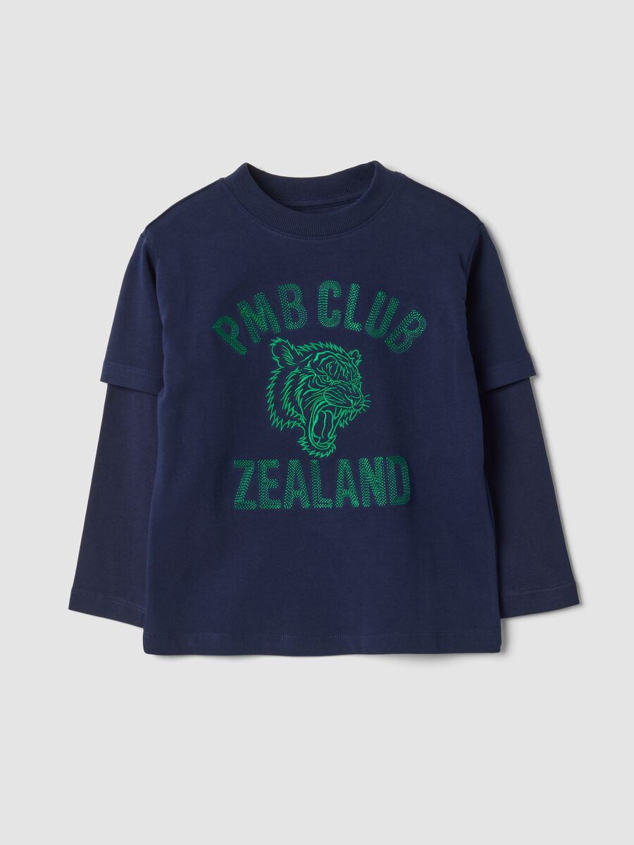 T-shirt blu notte in puro cotone a doppie maniche con stampa regular fit_0