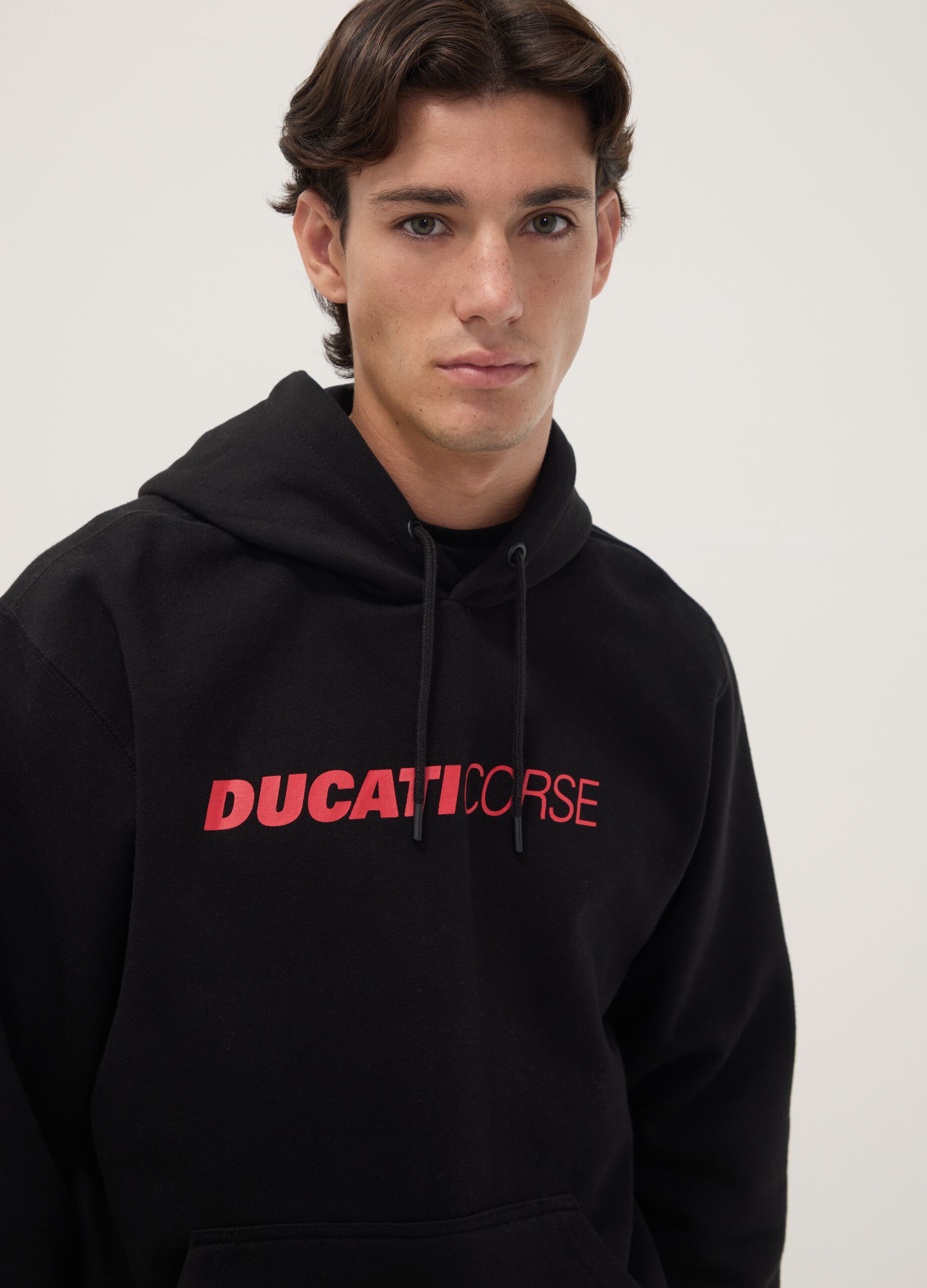 هودي أسود بمزيج قطن مع طبعة Ducati وقصّة مريحة