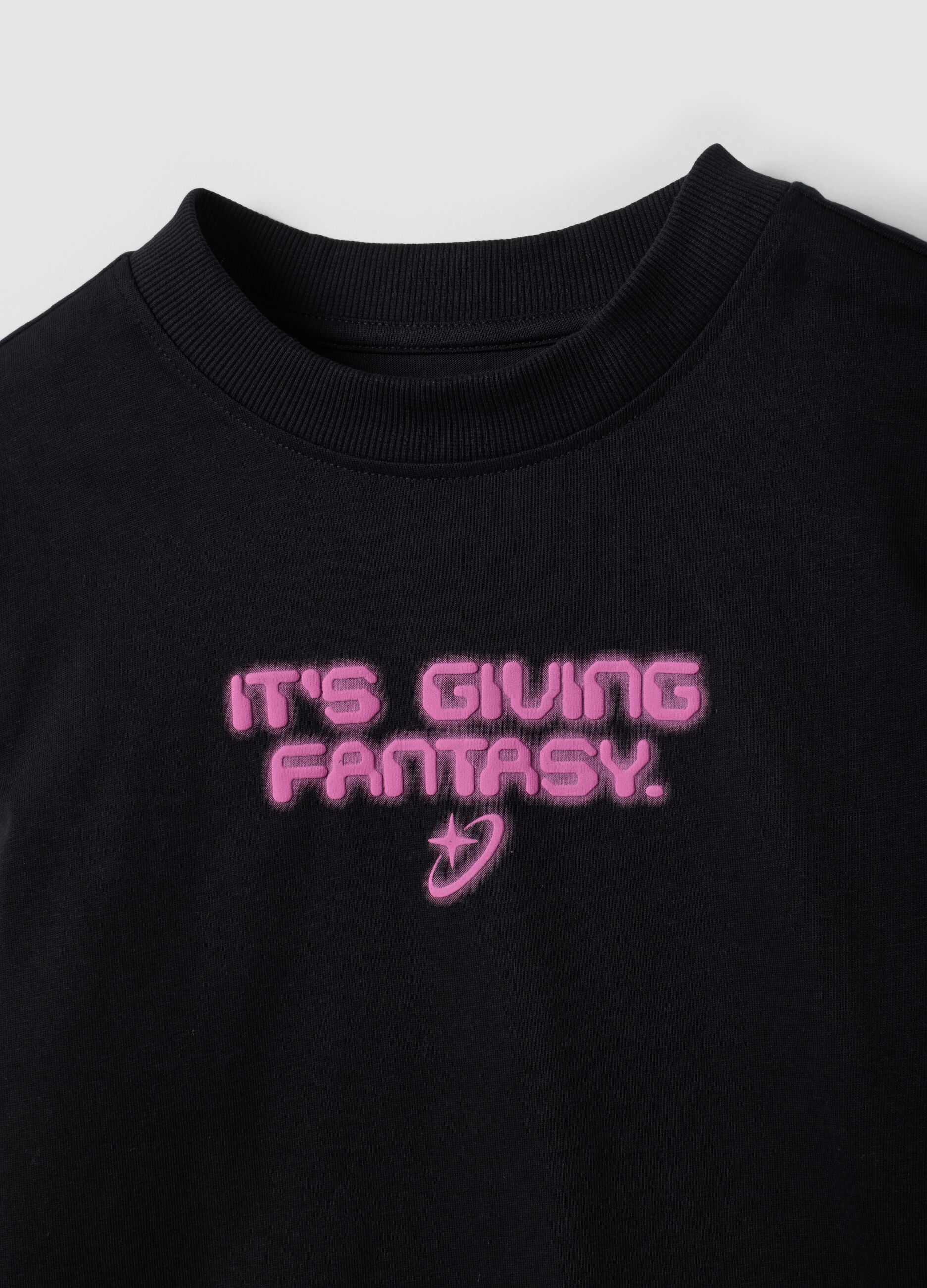 Black pure cotton T-shirt with ribbed crew neck and boxy fit print