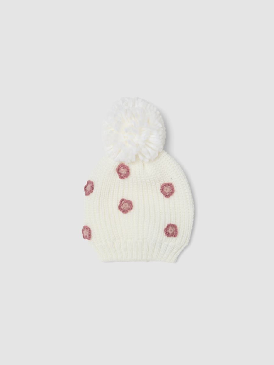 Off-white knitted hat with pompom and flowers_0