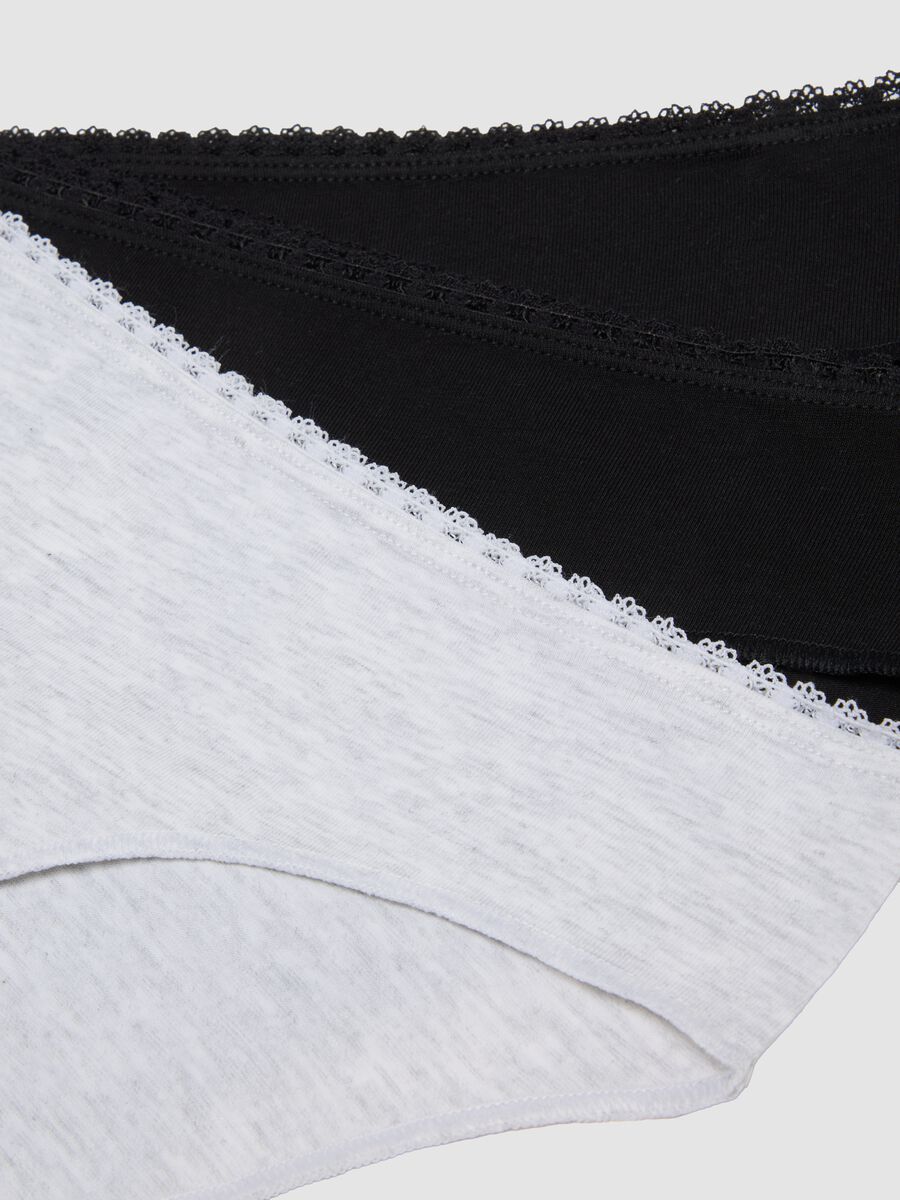 Three-pack of black and white briefs in stretch organic cotton blend_5