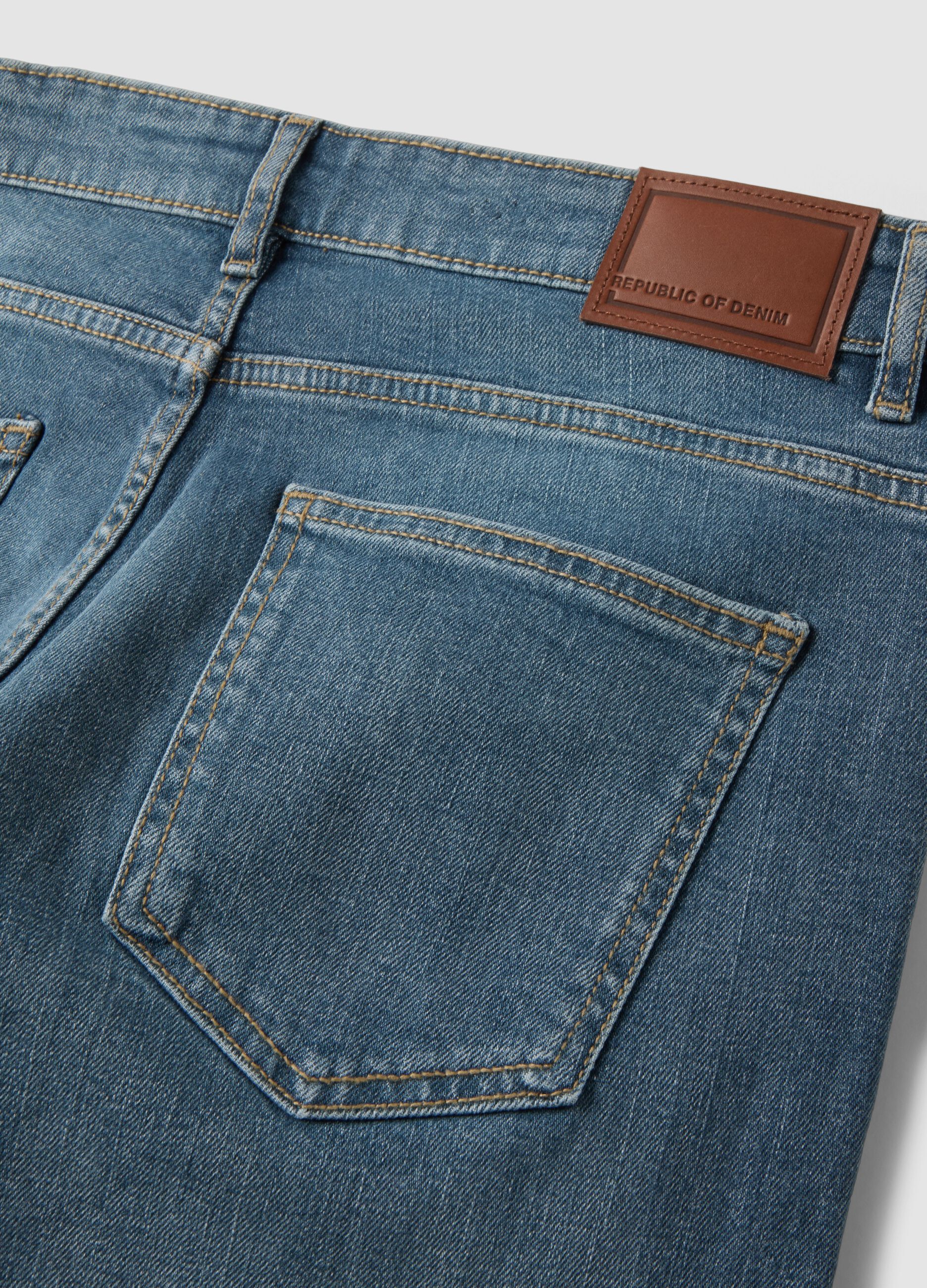 Men&rsquo;s medium-wash slim-fit stretch cotton jeans