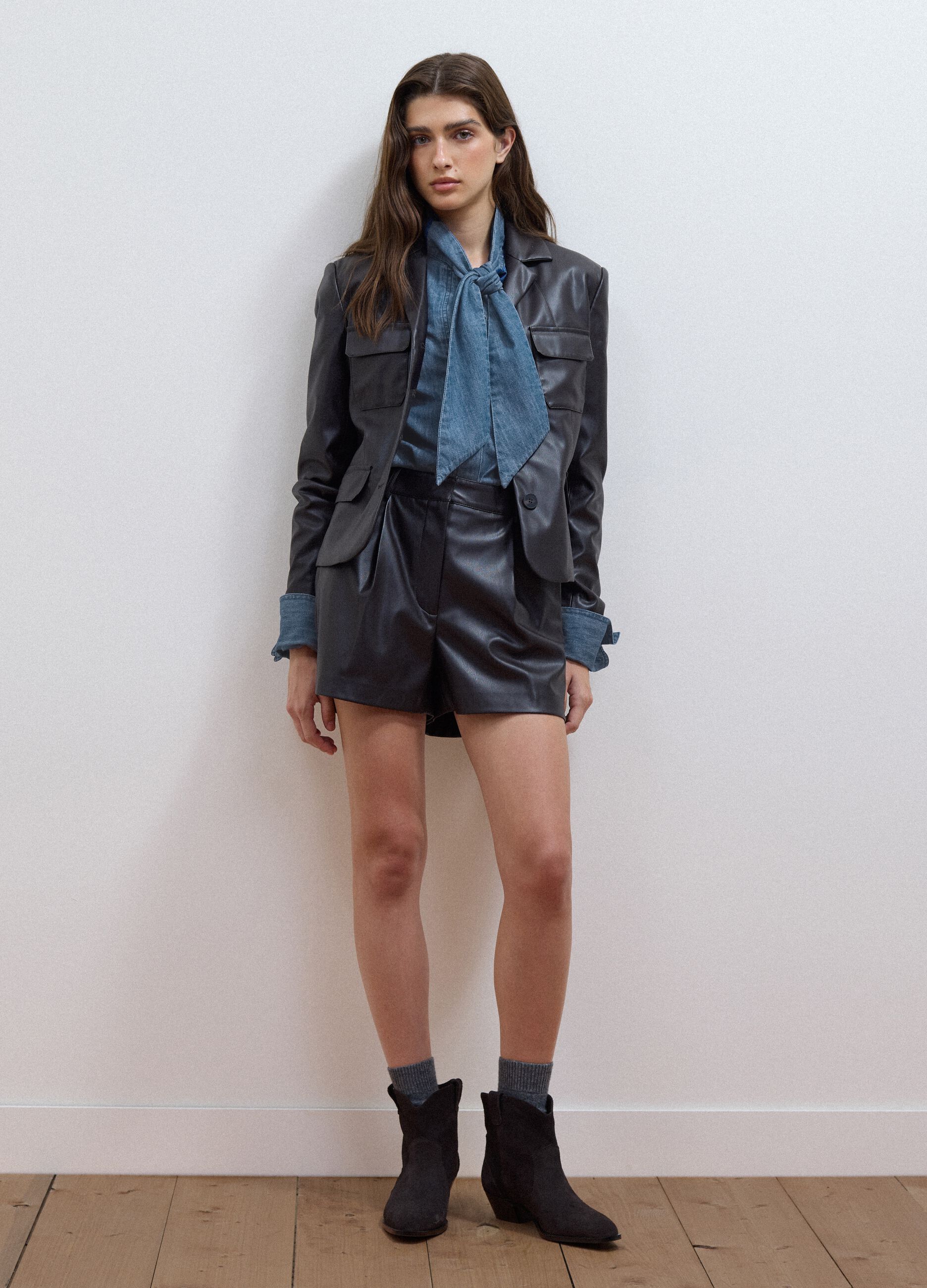 Shorts marroni regular fit con vita elasticizzata