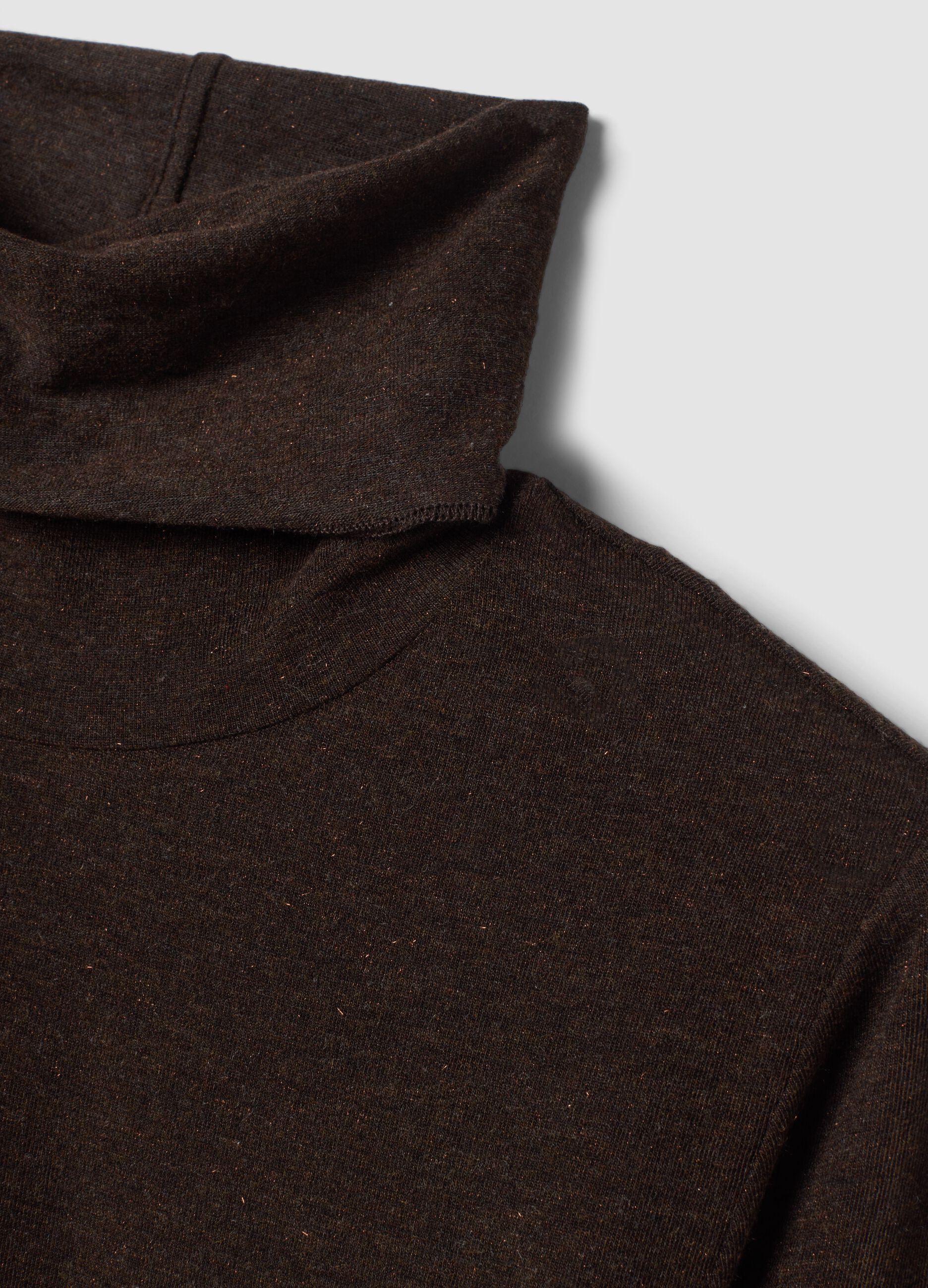 T-shirt marrone in modal e lana elasticizzata con colletto rialzato regular fit