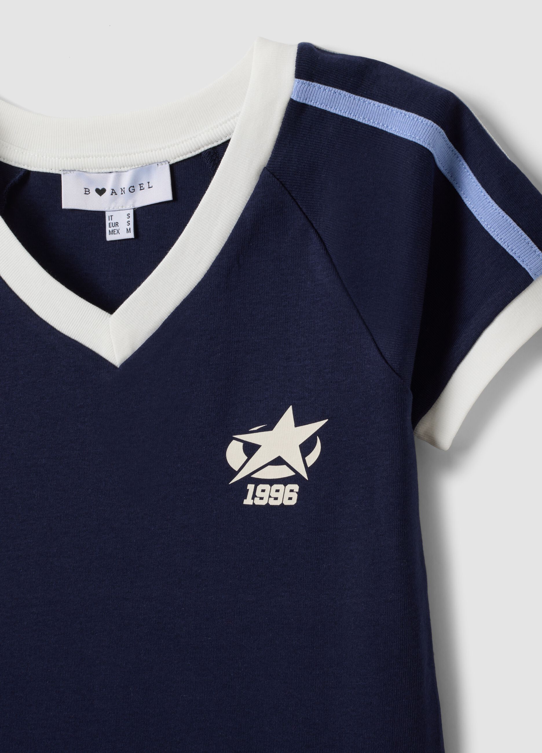 T-shirt blu in puro cotone con scollo a V e stampa frontale