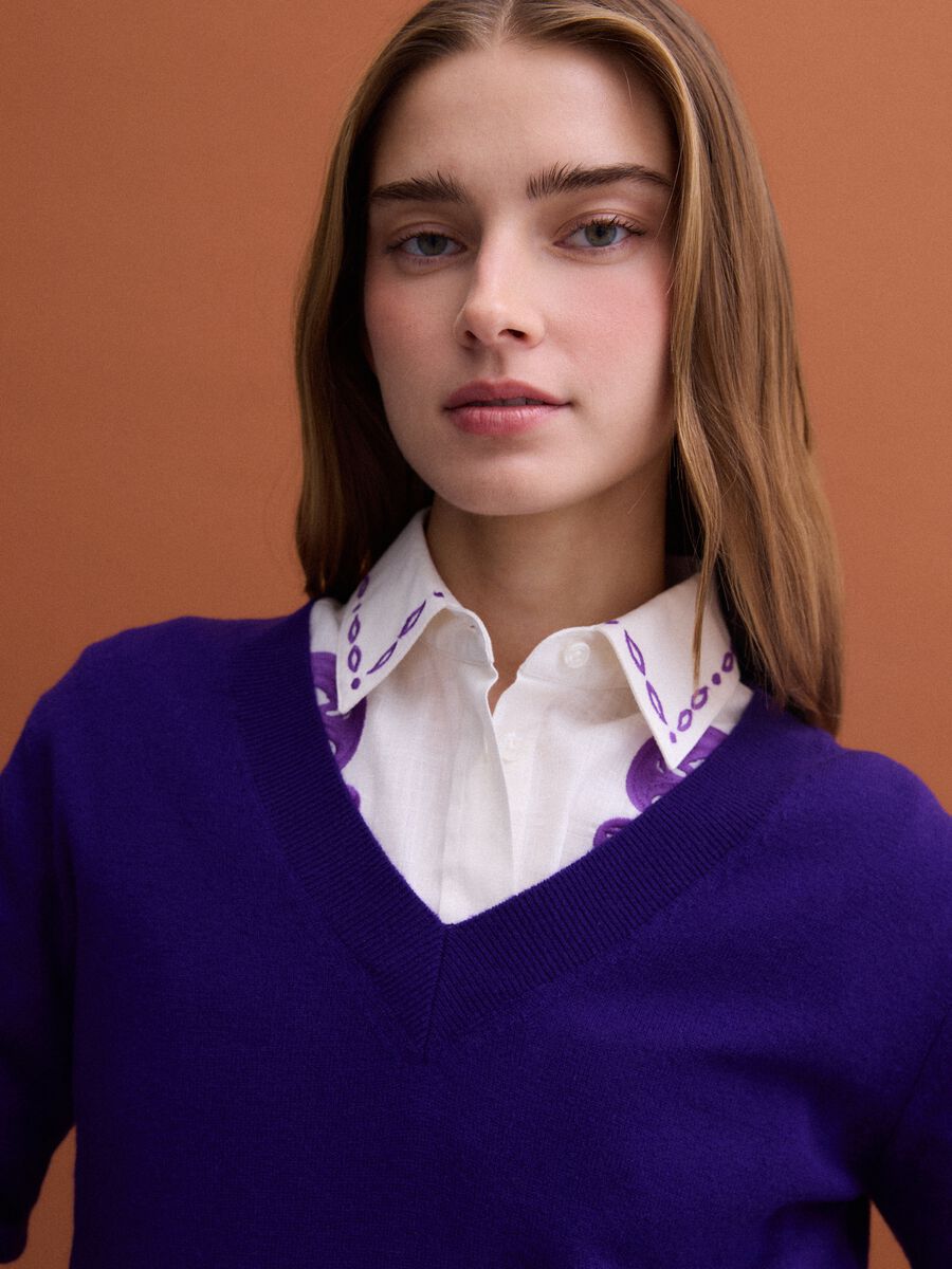 Purple pure wool jumper with deep V-neck_1