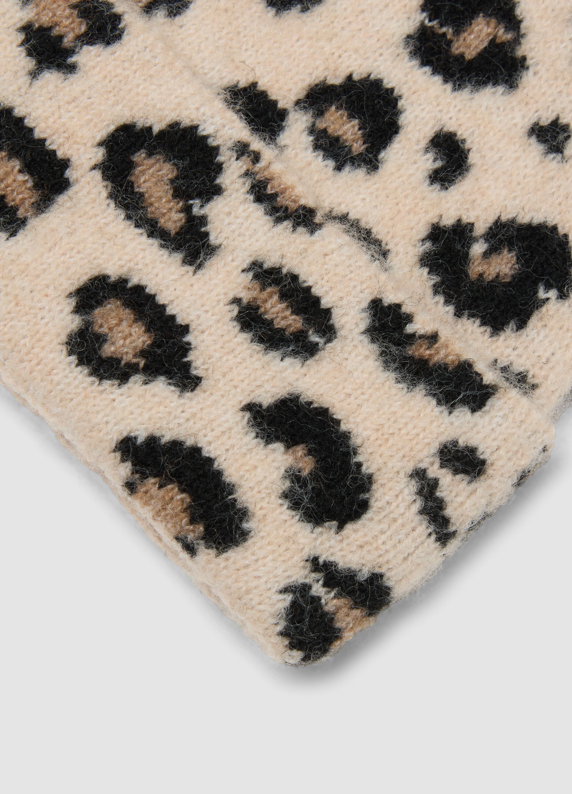 Cappello beige in lana elasticizzato con fantasia animalier