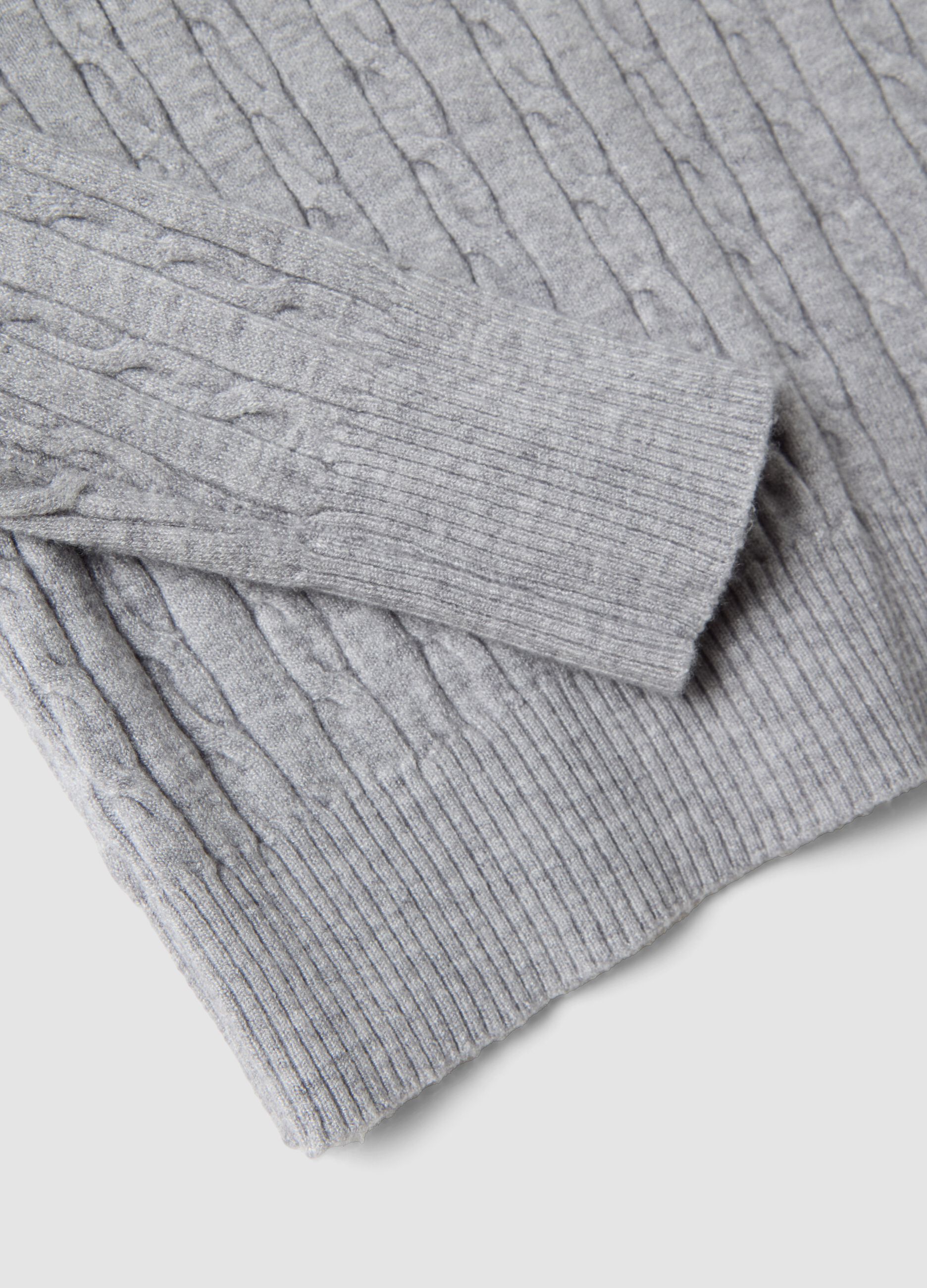 Maglia grigia in misto viscosa a trecce regular fit