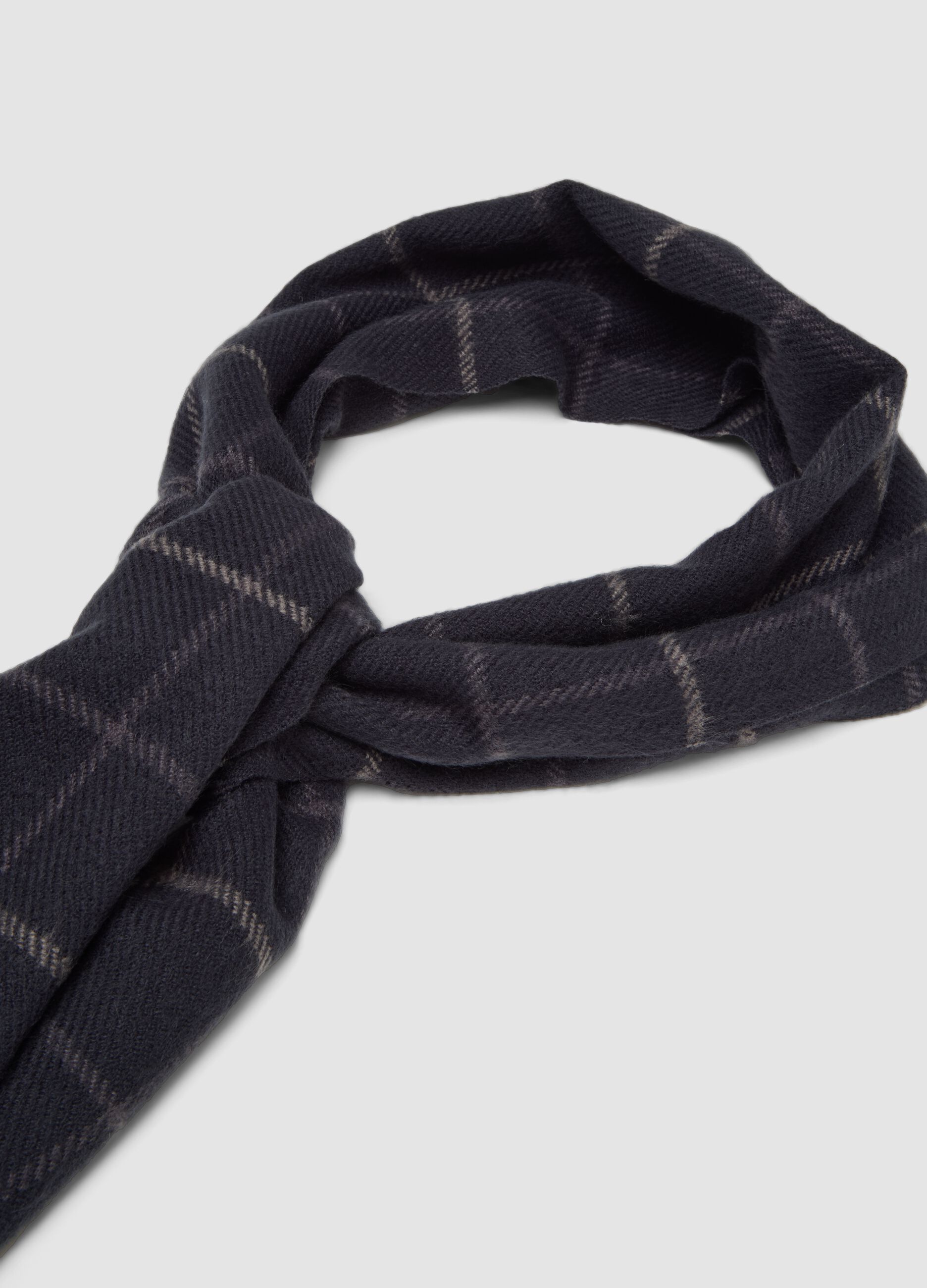 Sciarpa blu navy a quadri con frange