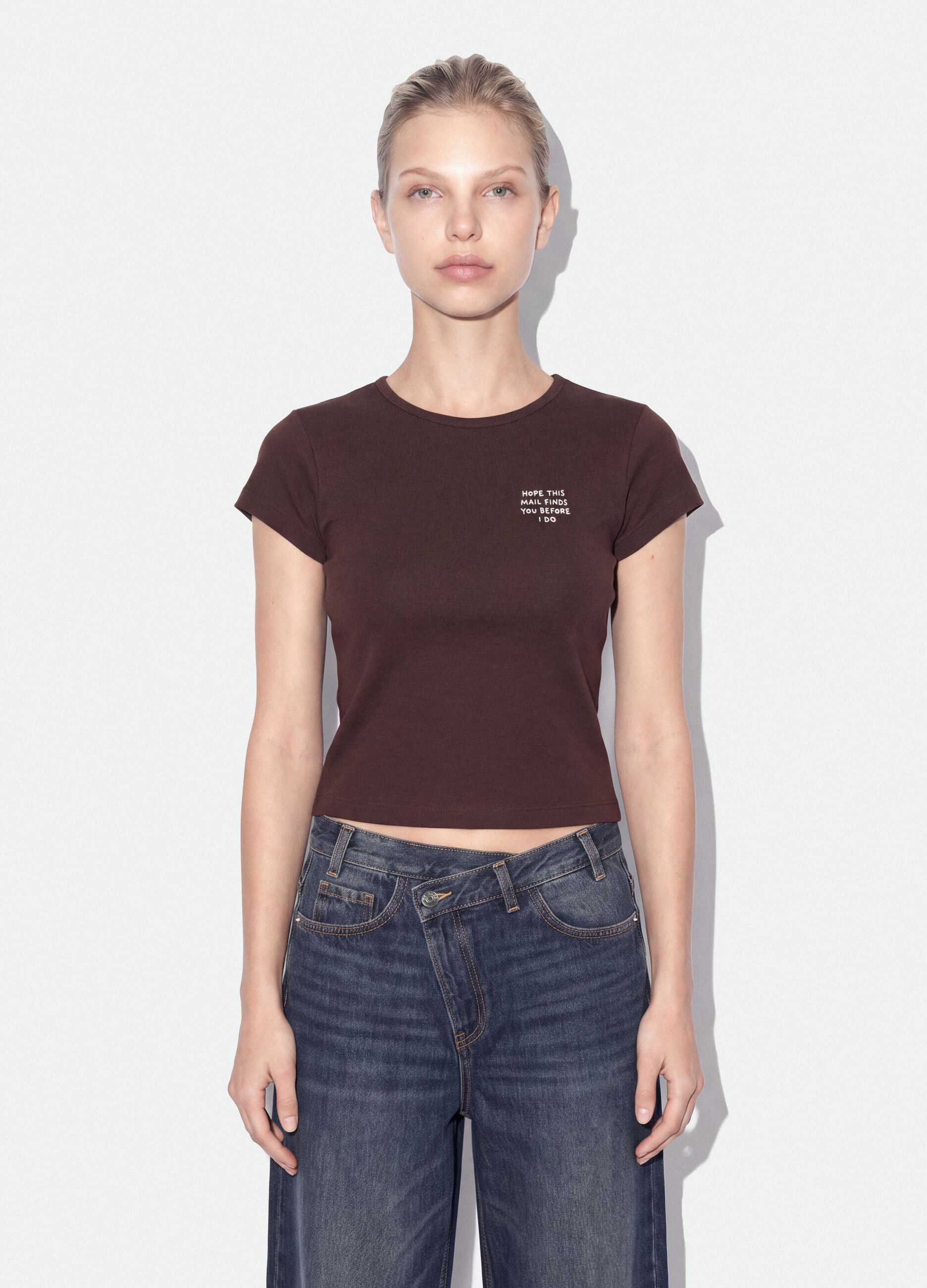 T-shirt marrone in puro cotone a girocollo con scritta