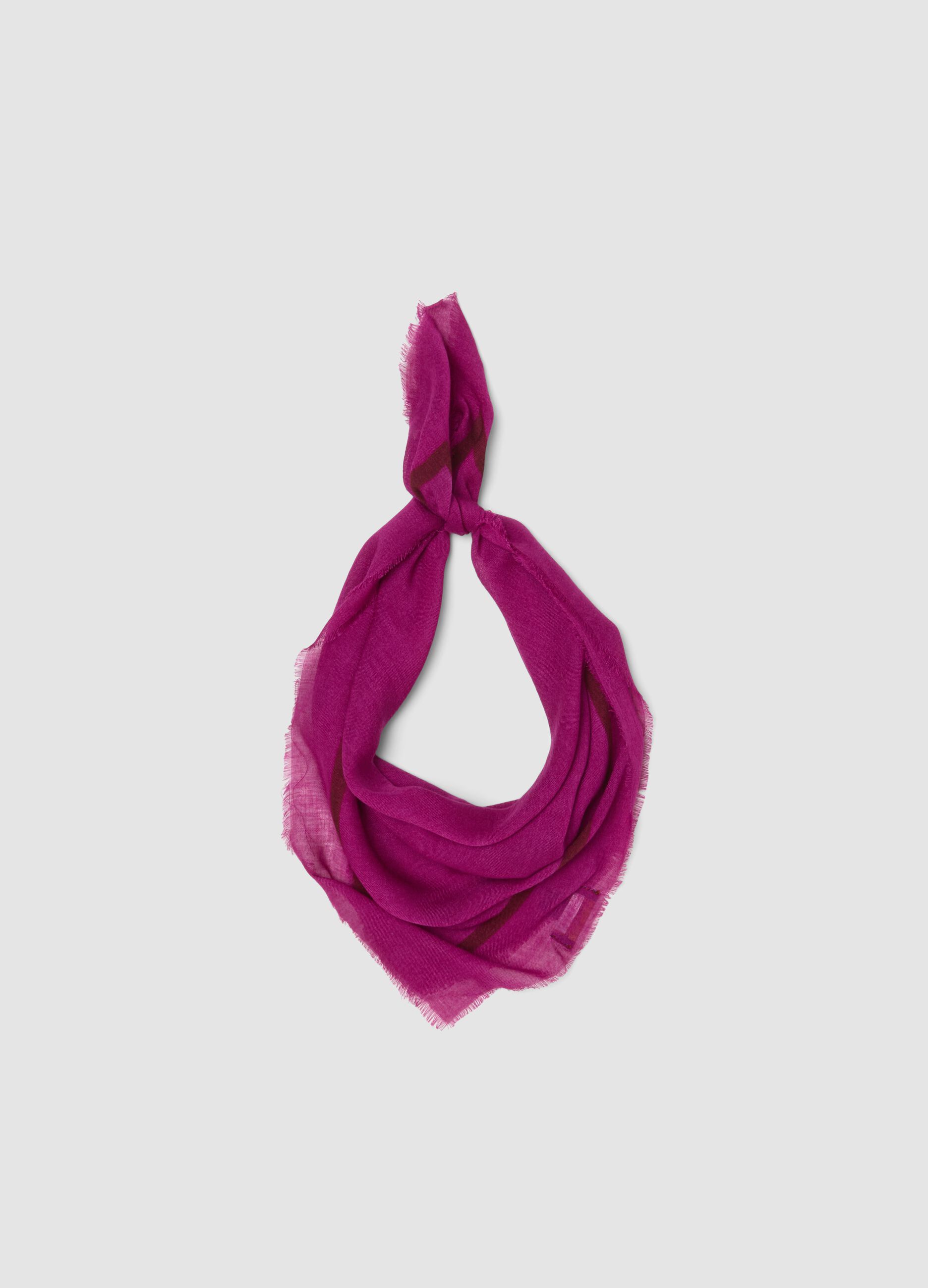 Pink scarf in a viscose and wool blend