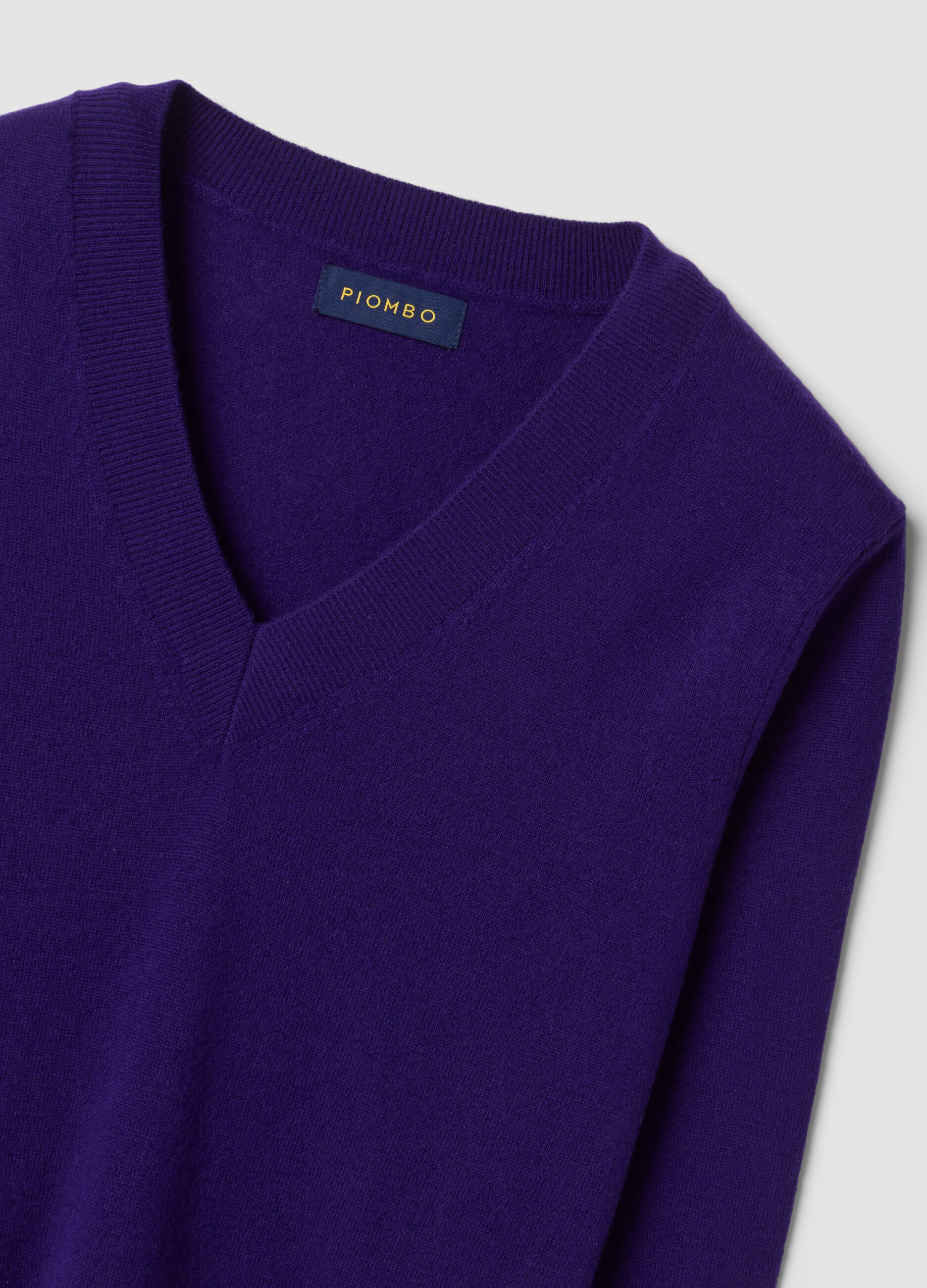 Maglia viola in pura lana con scollo profondo a V