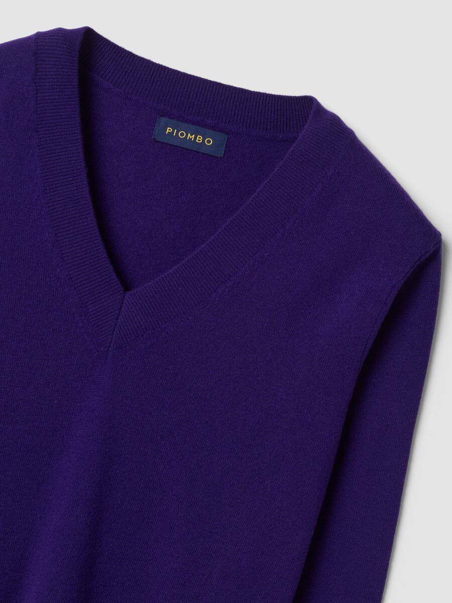 Maglia viola in pura lana con scollo profondo a V_1
