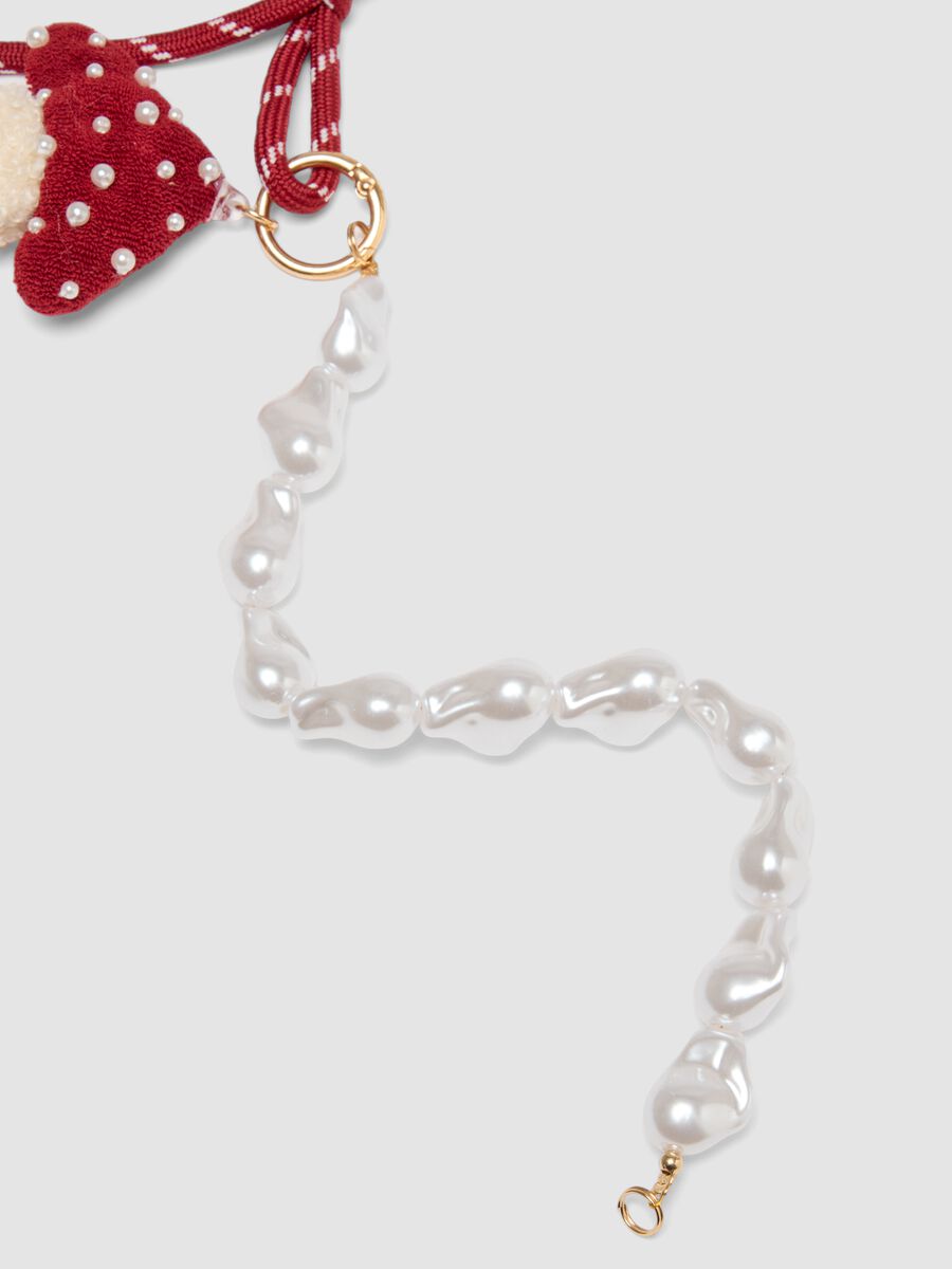 Red bracelet with hat charm and pearls_2