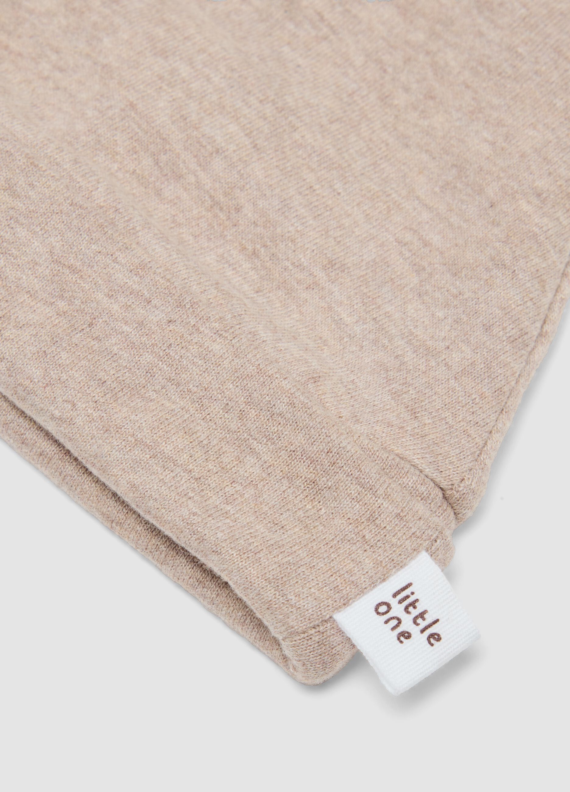 Set beige con cuffietta e scarpine neonato